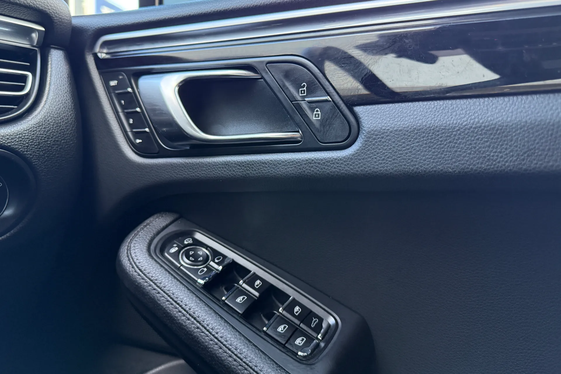 Porsche MACAN thumbnail image number 39