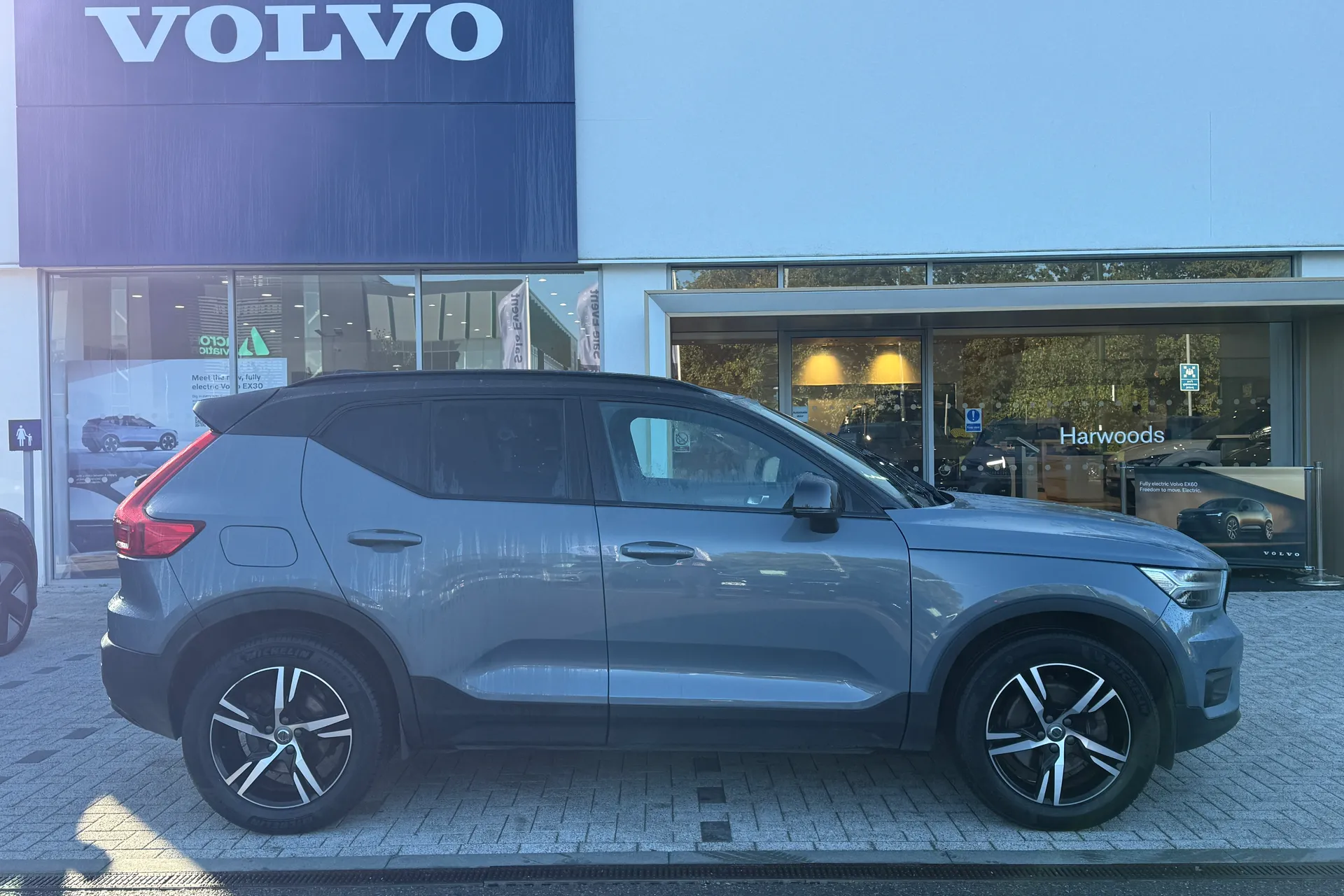 Volvo XC40 thumbnail image number 2