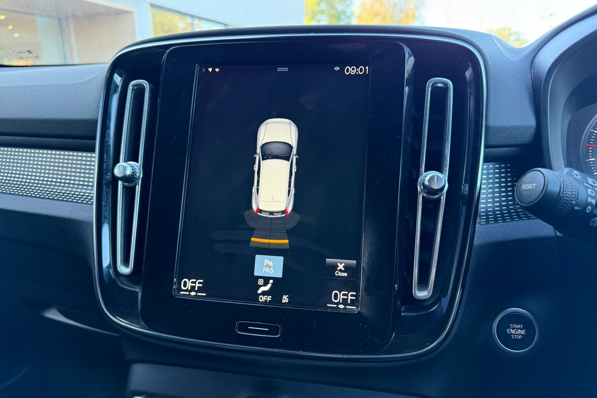 Volvo XC40 thumbnail image number 4
