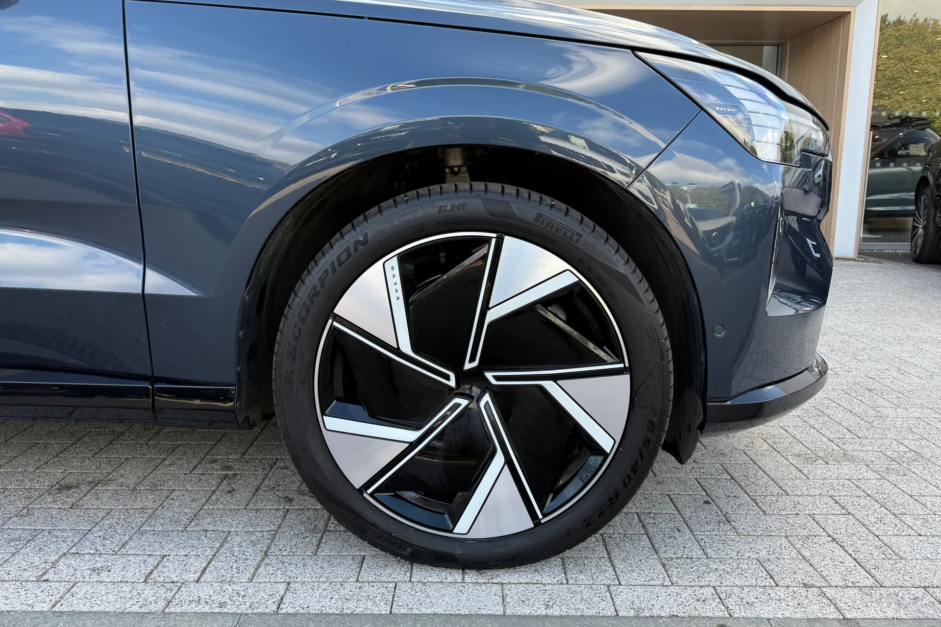 Volvo EX90 thumbnail image number 13