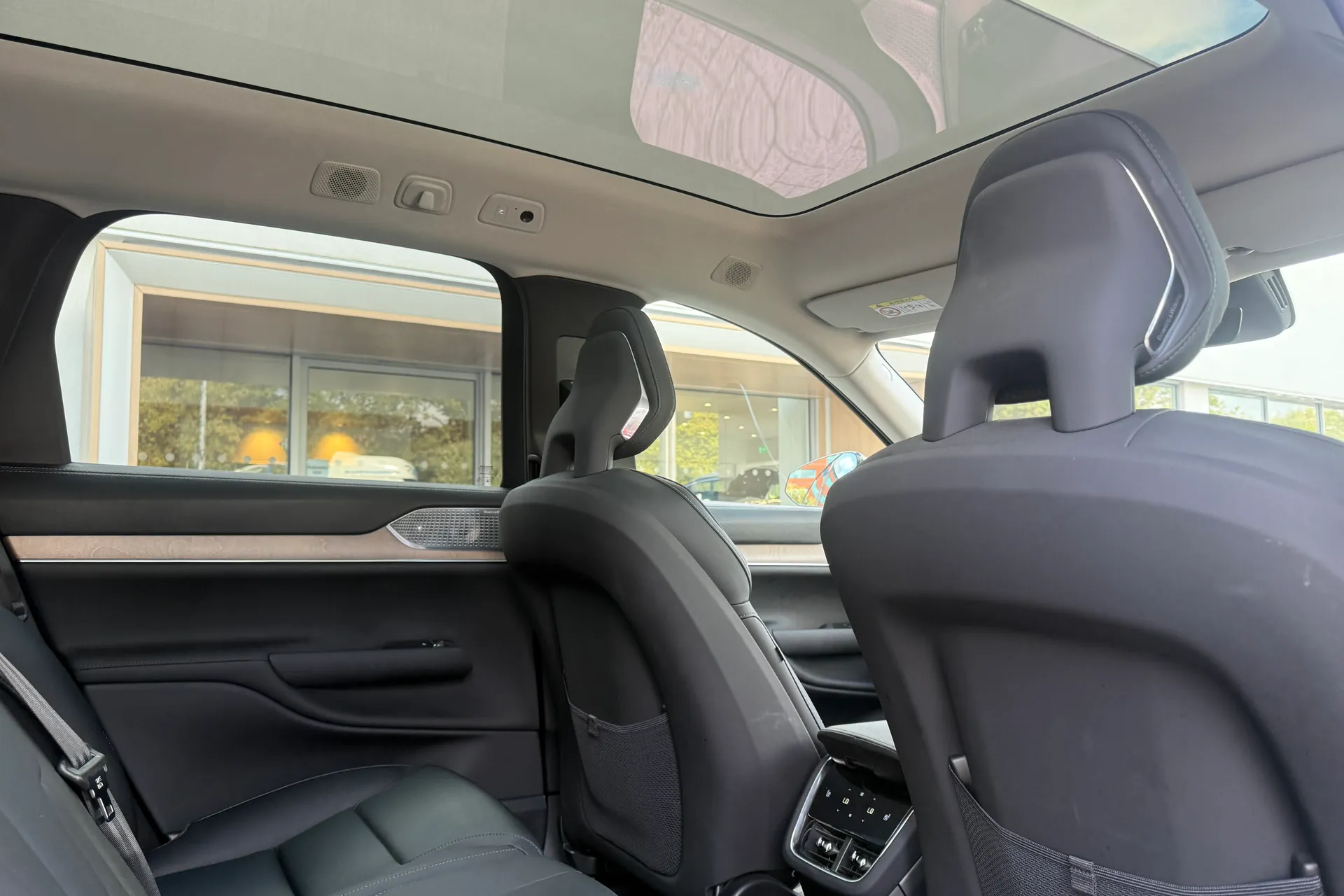 Volvo EX90 thumbnail image number 23