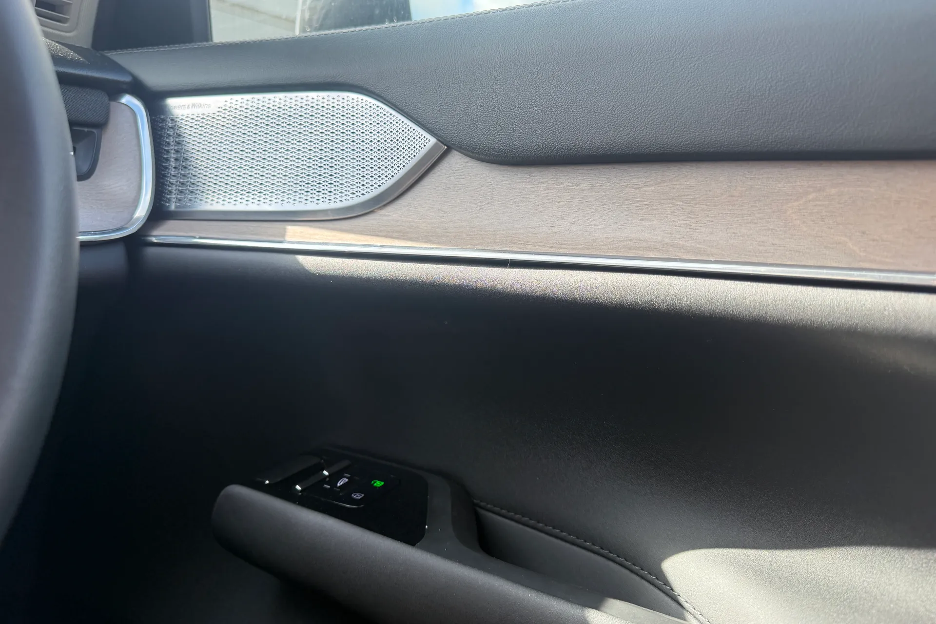 Volvo EX90 thumbnail image number 36