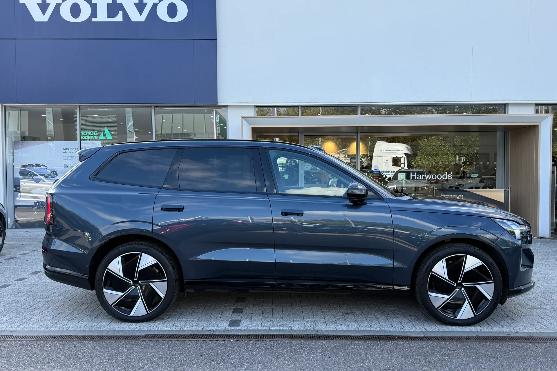 Volvo EX90 thumbnail image number 2