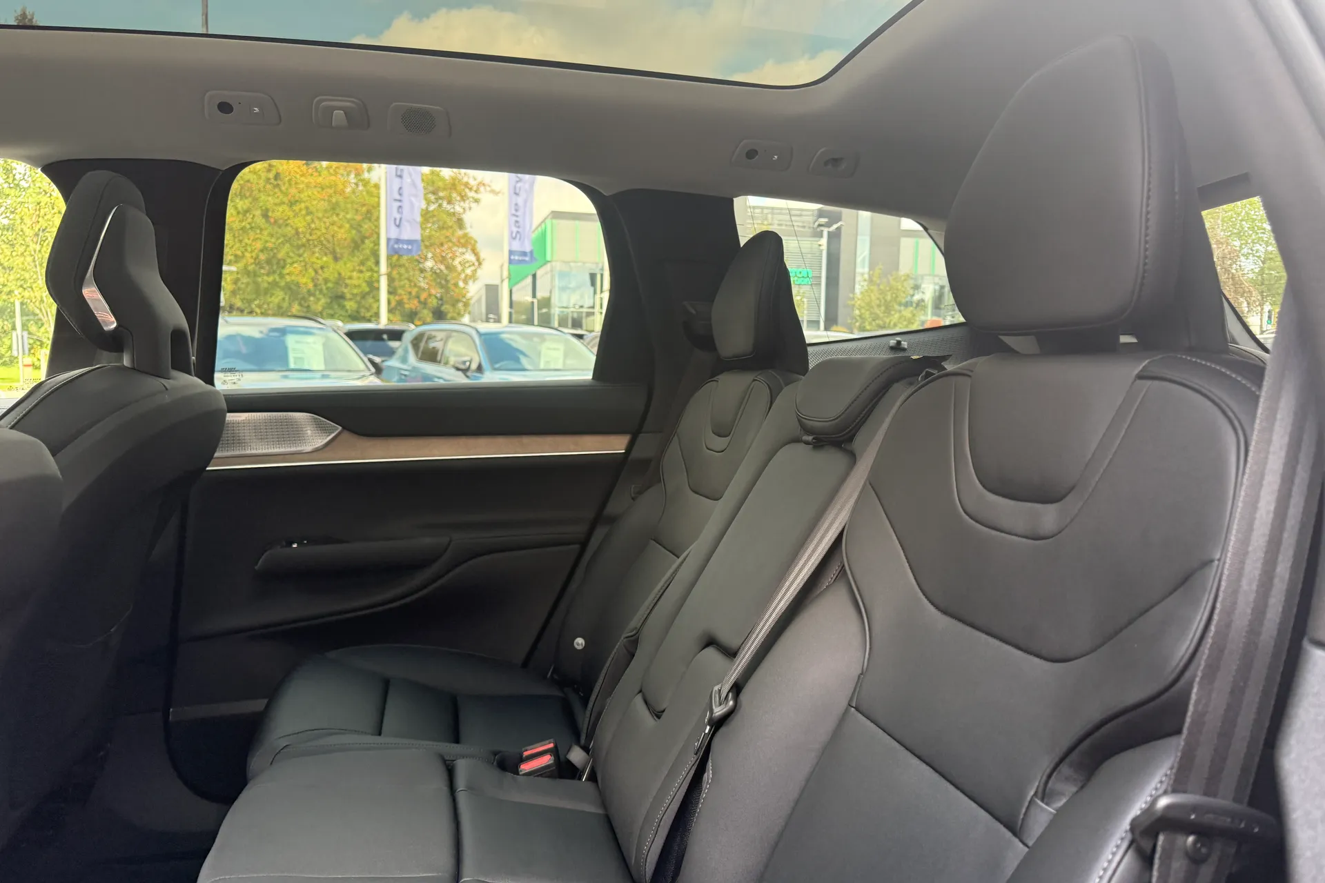 Volvo EX90 thumbnail image number 25