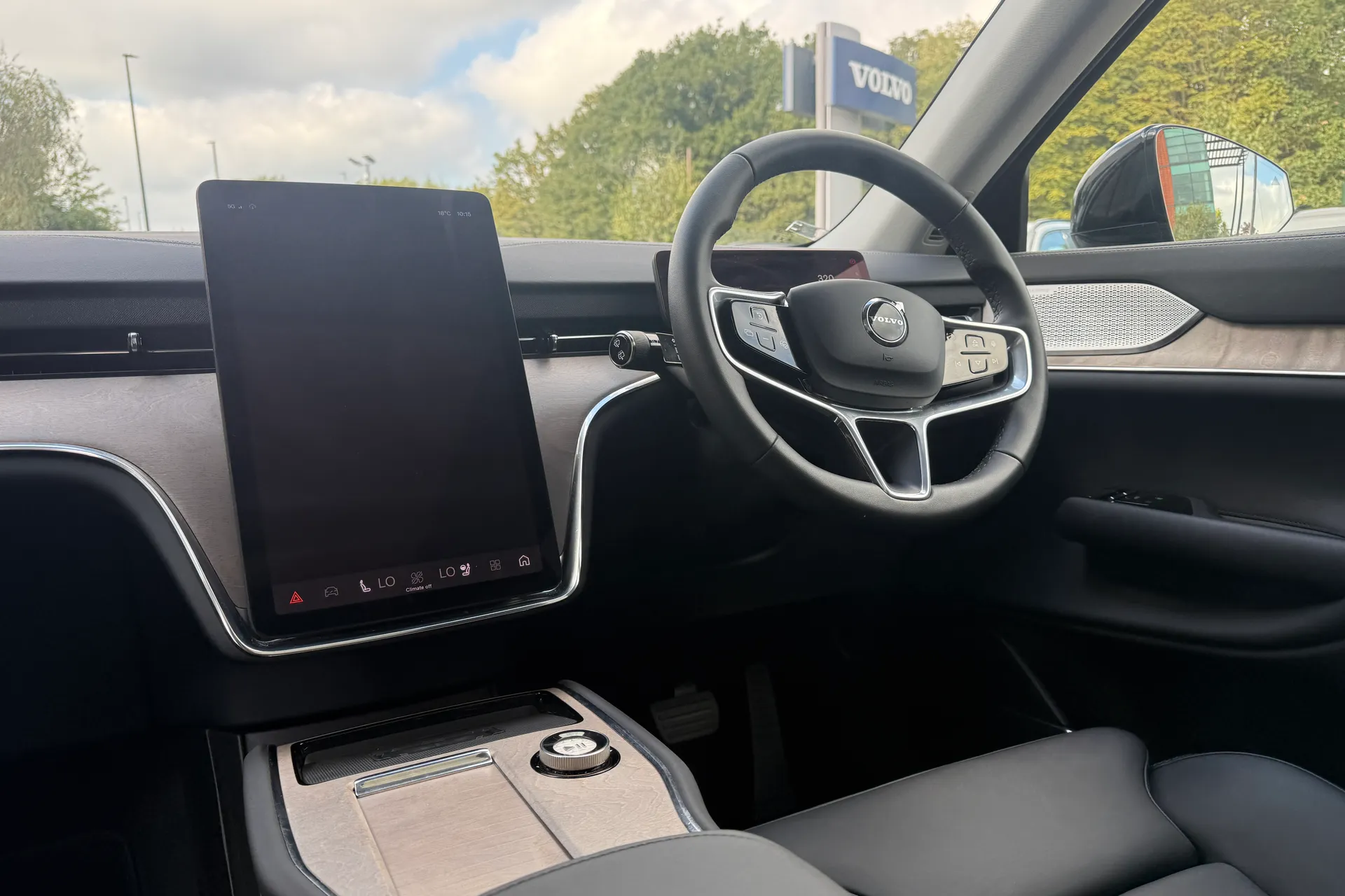 Volvo EX90 thumbnail image number 30