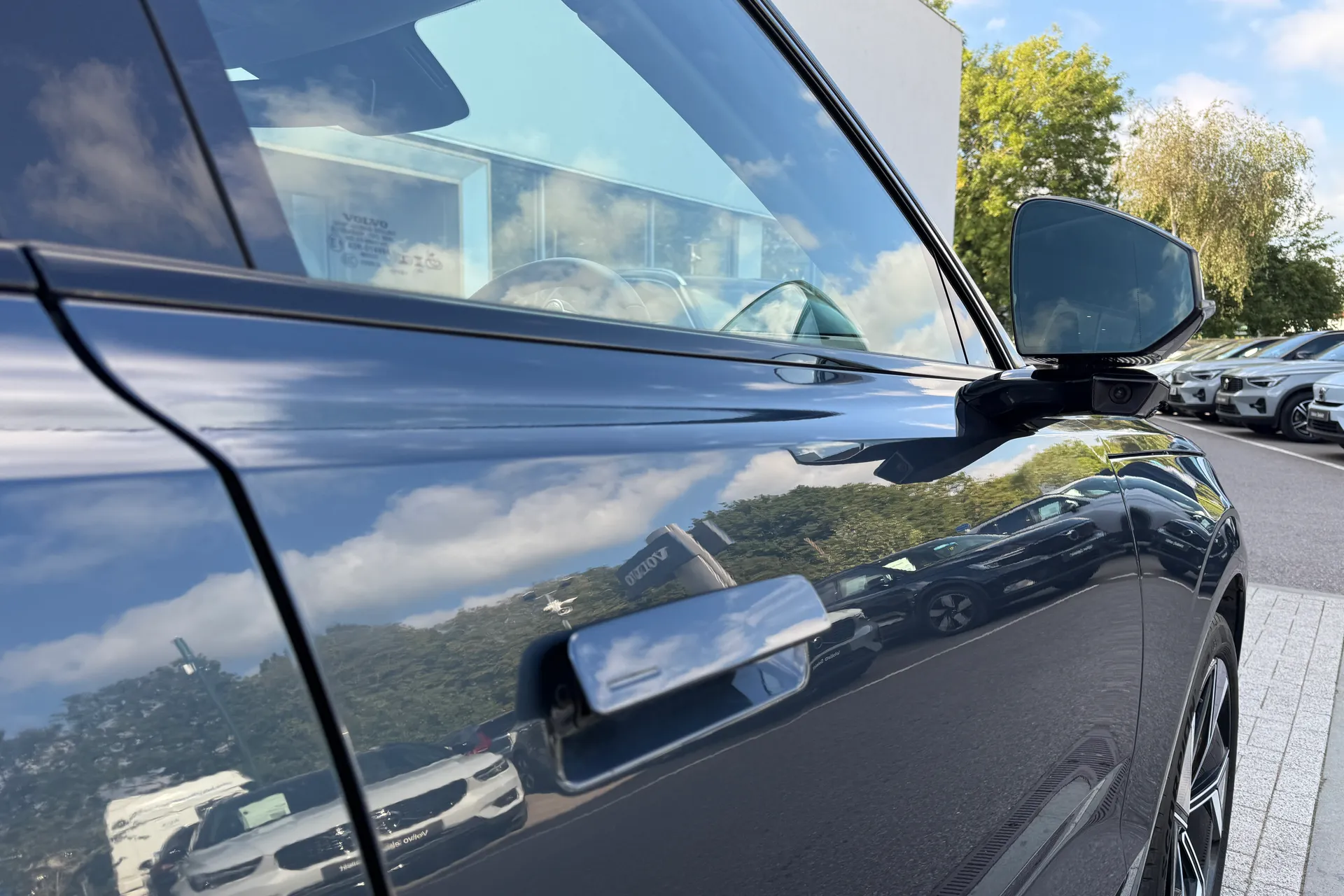 Volvo EX90 thumbnail image number 14
