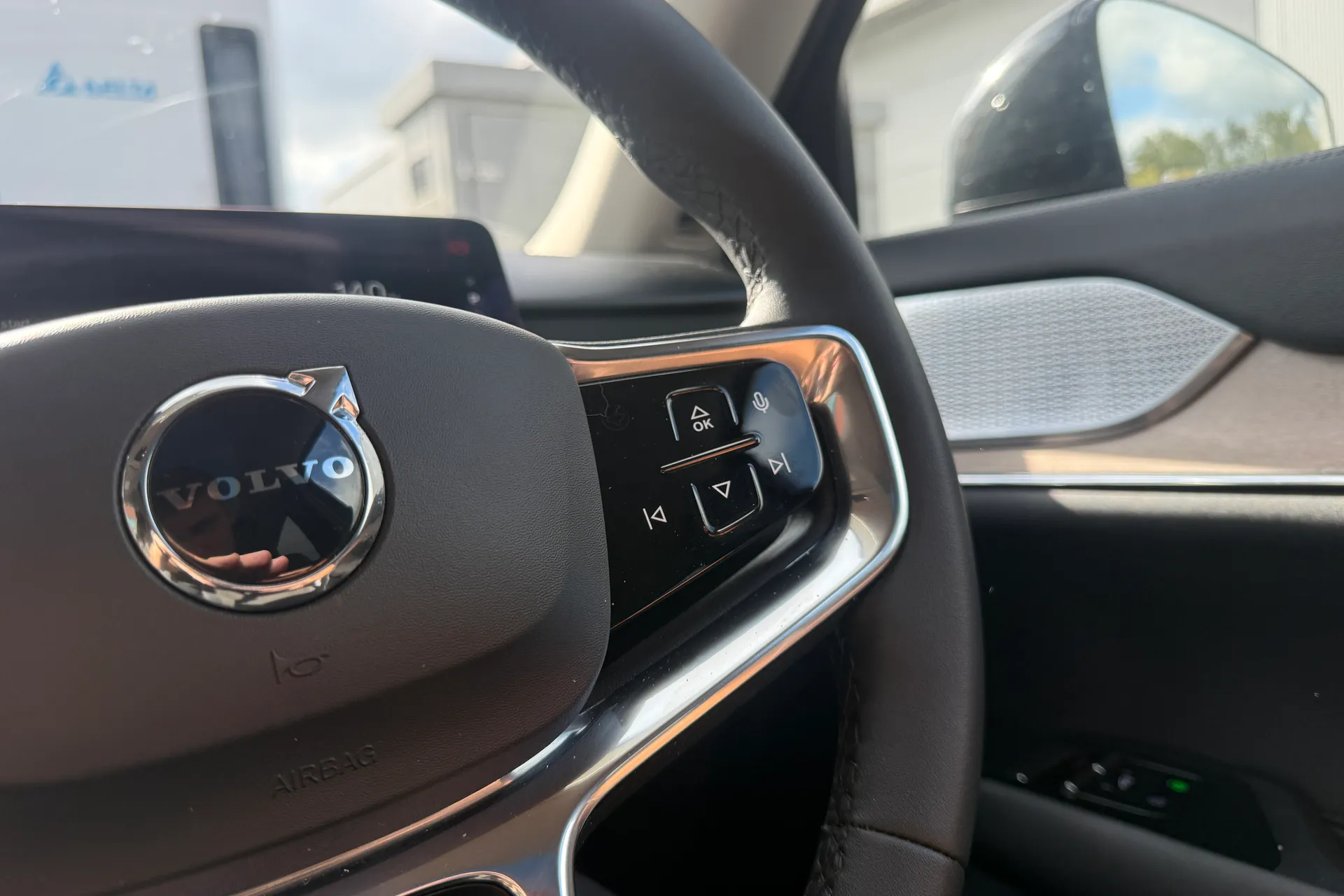Volvo EX90 thumbnail image number 32