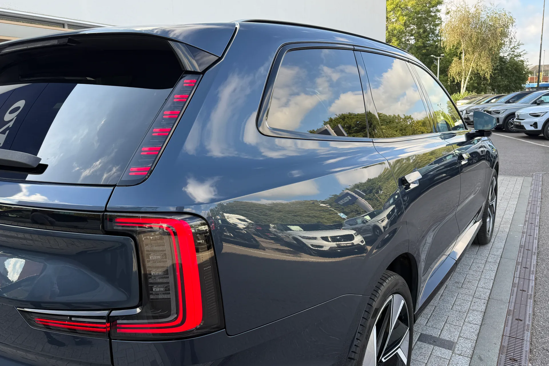 Volvo EX90 thumbnail image number 15