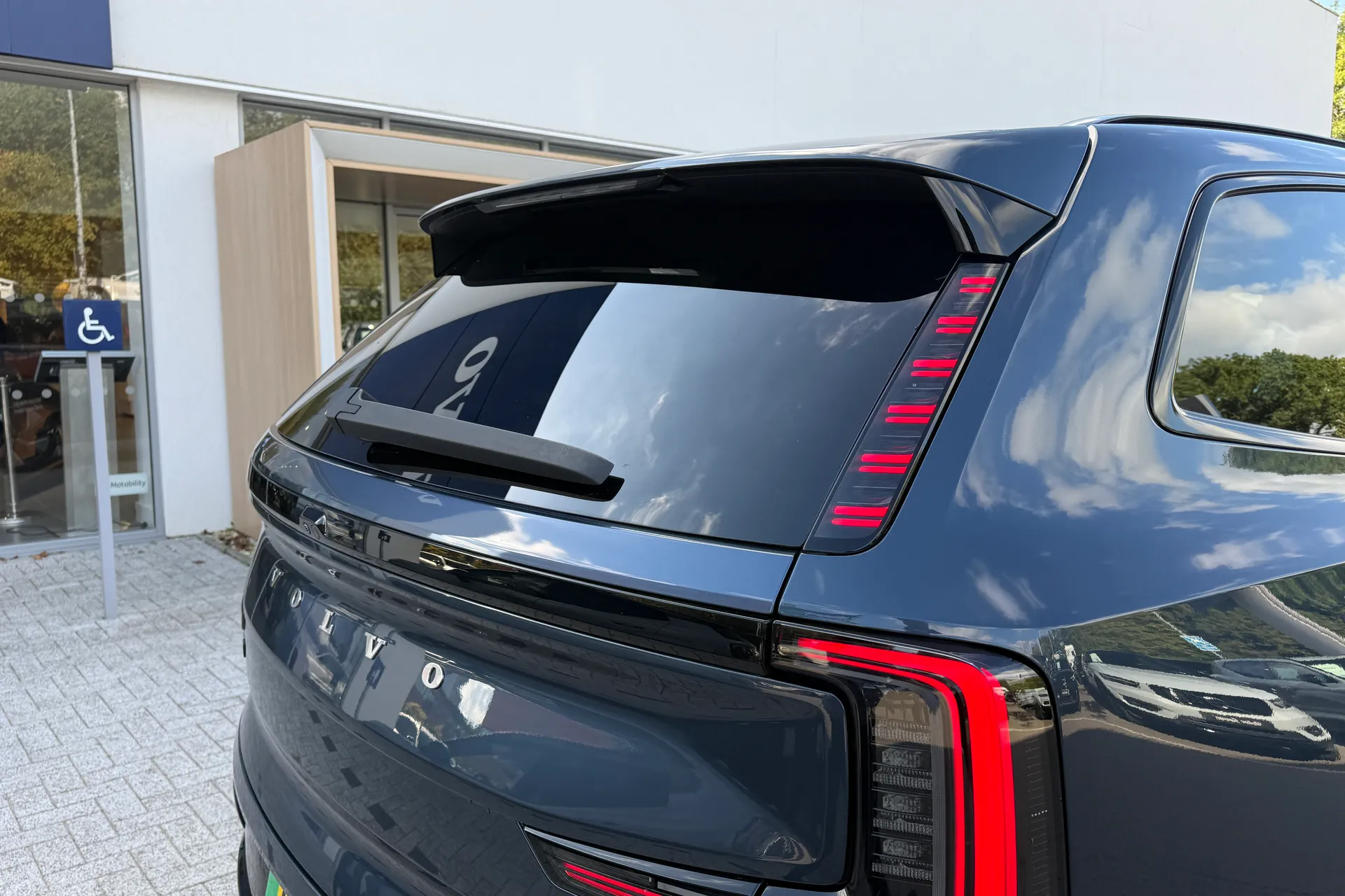 Volvo EX90 thumbnail image number 16