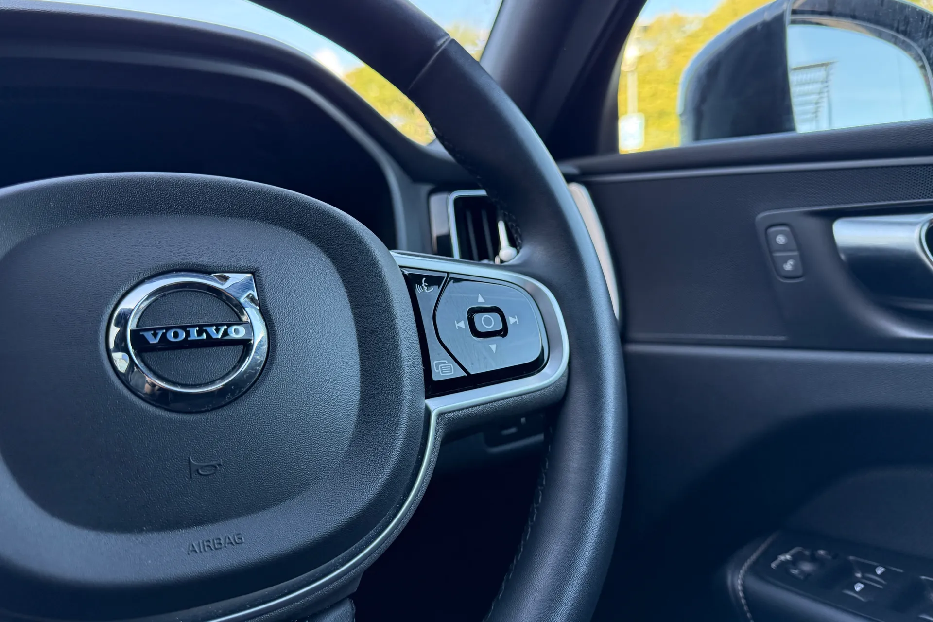 Volvo XC60 thumbnail image number 36