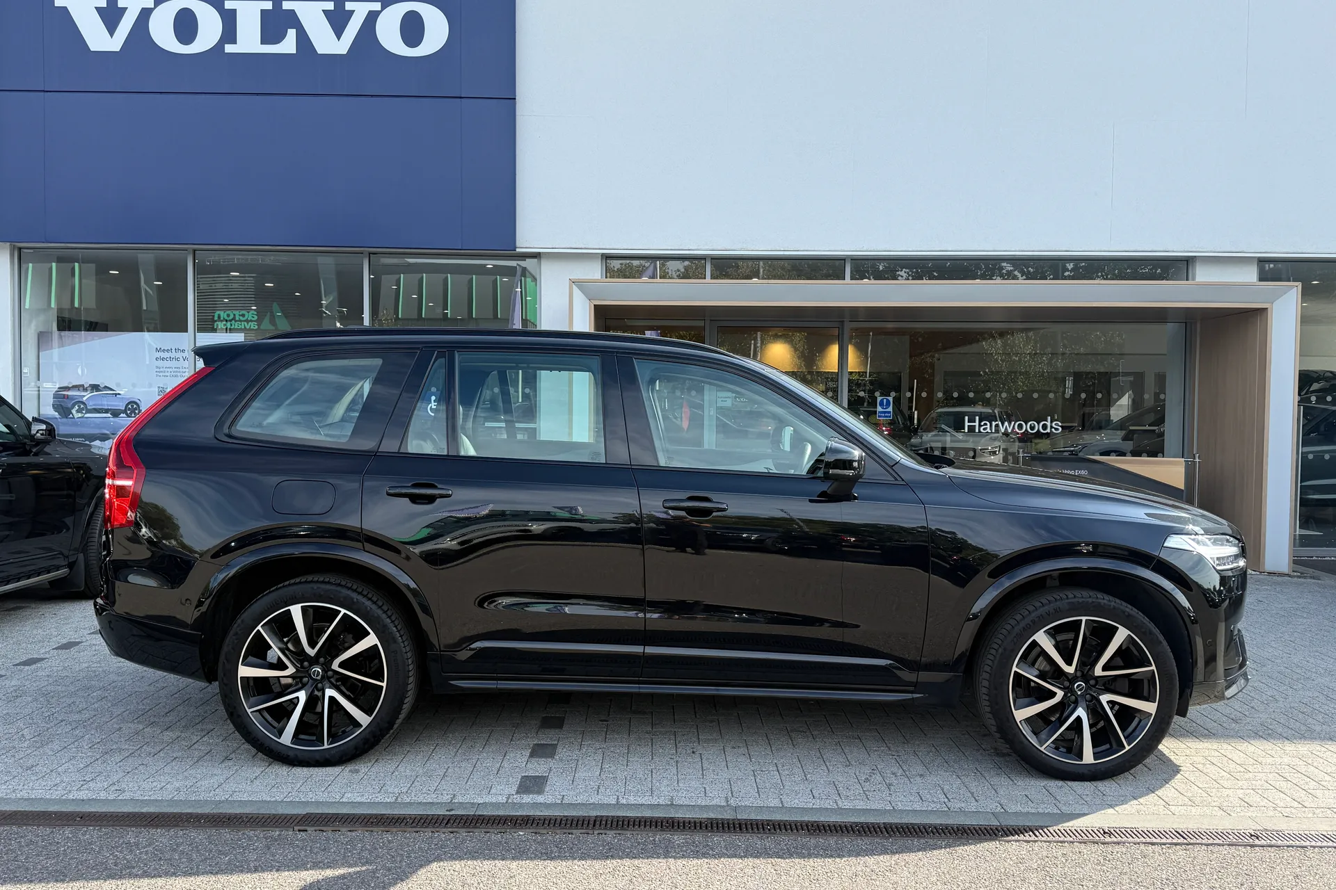 Volvo XC90 thumbnail image number 2