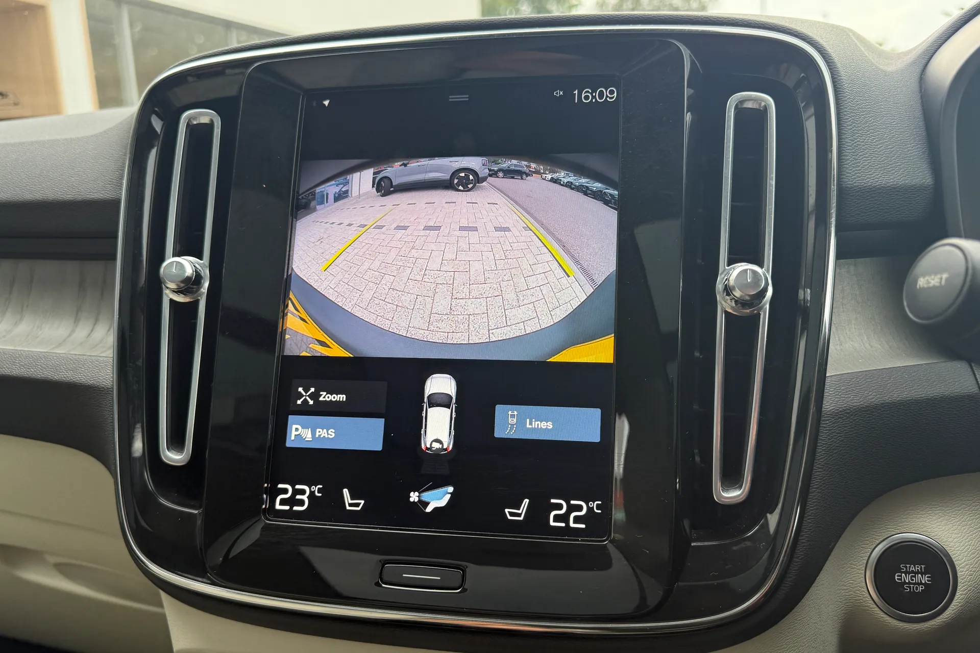 Volvo XC40 thumbnail image number 4