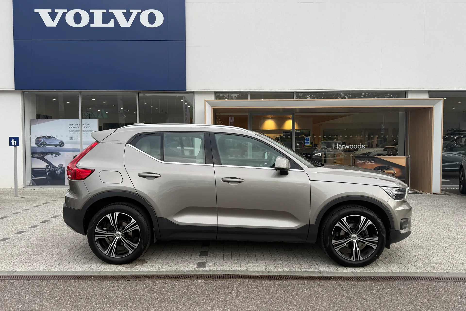 Volvo XC40 thumbnail image number 2