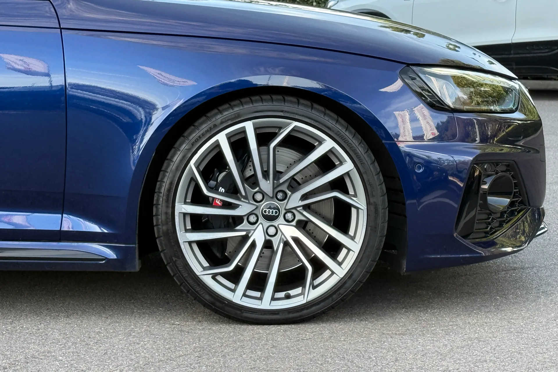 Audi RS4 thumbnail image number 22