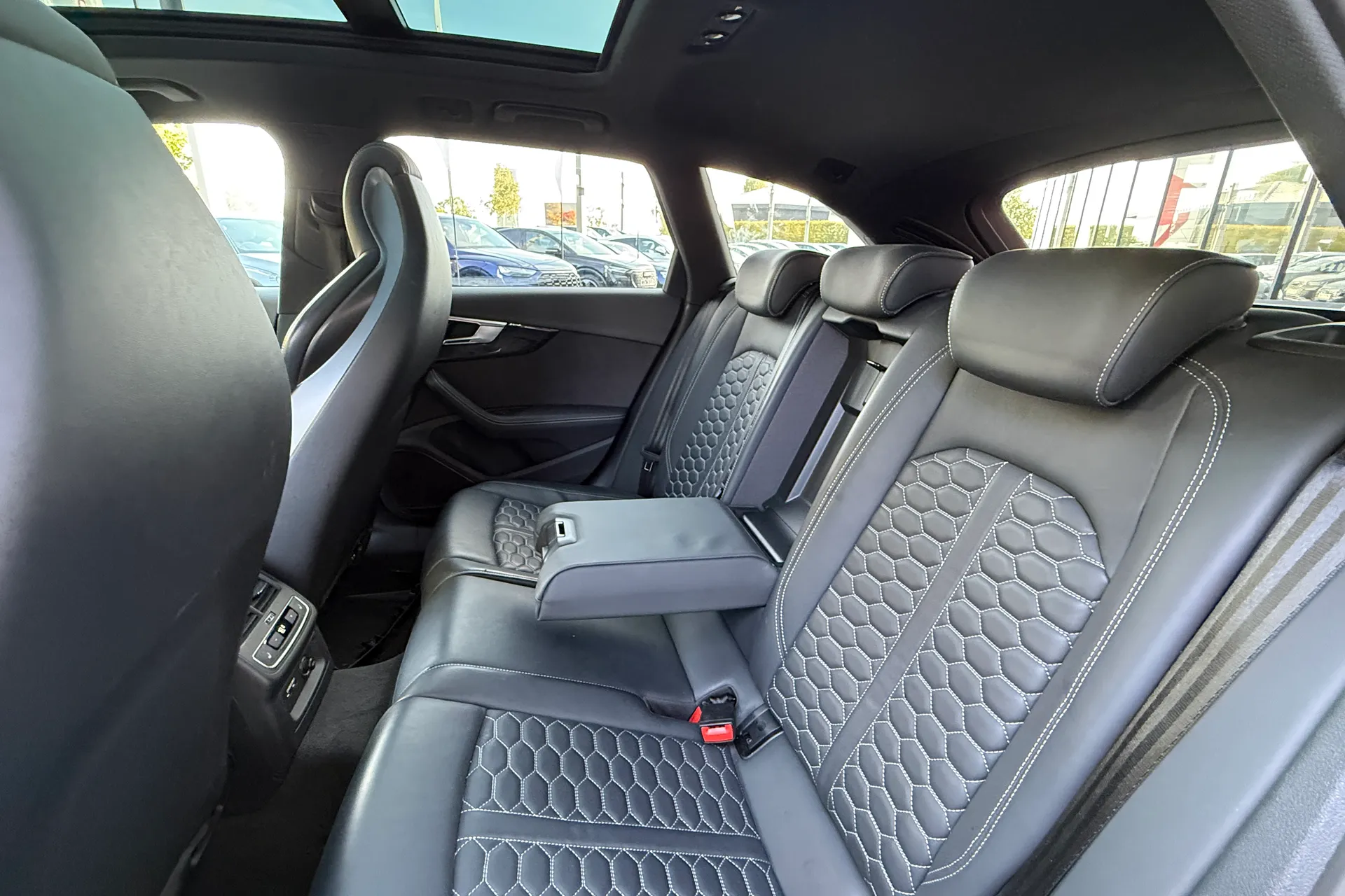Audi RS4 thumbnail image number 49