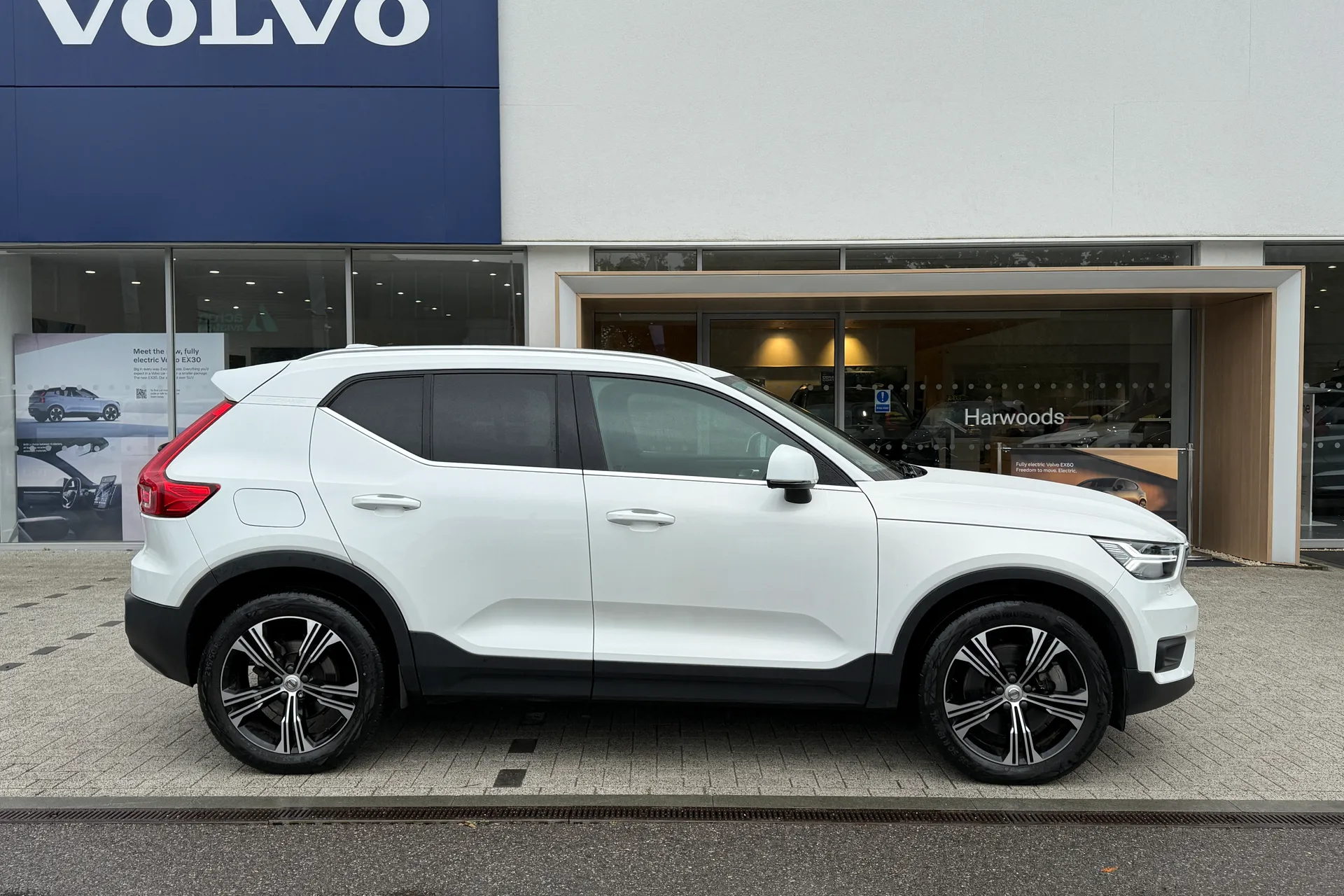Volvo XC40 thumbnail image number 2