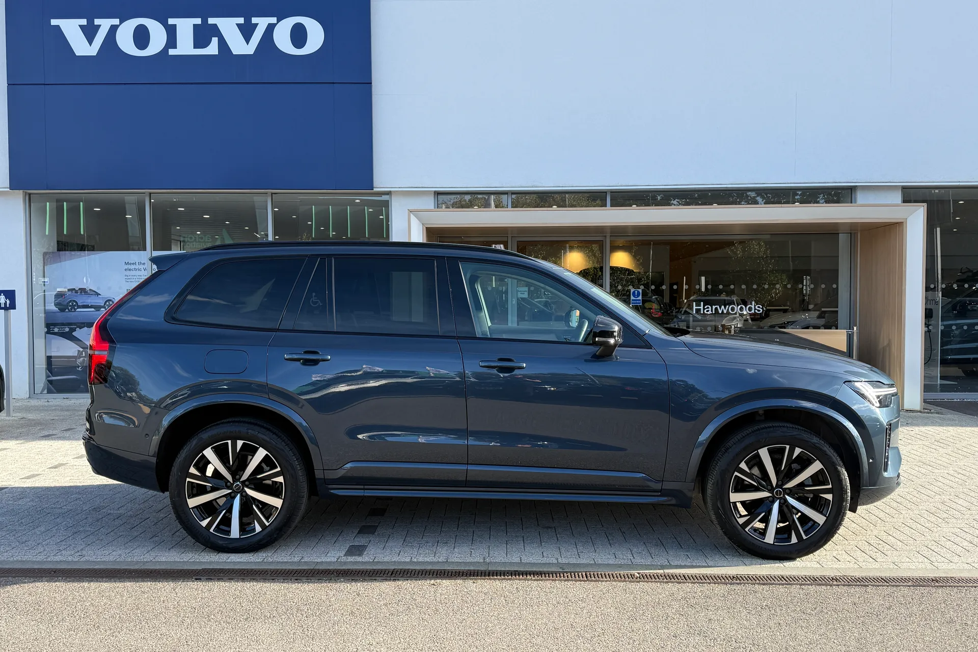 Volvo XC90 thumbnail image number 2