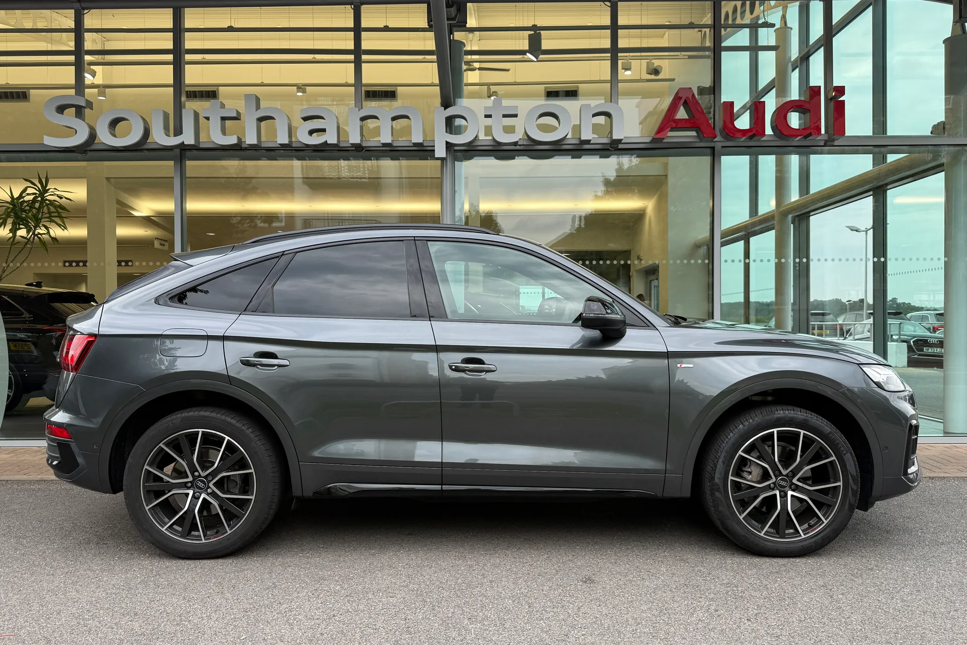 Audi Q5 thumbnail image number 2