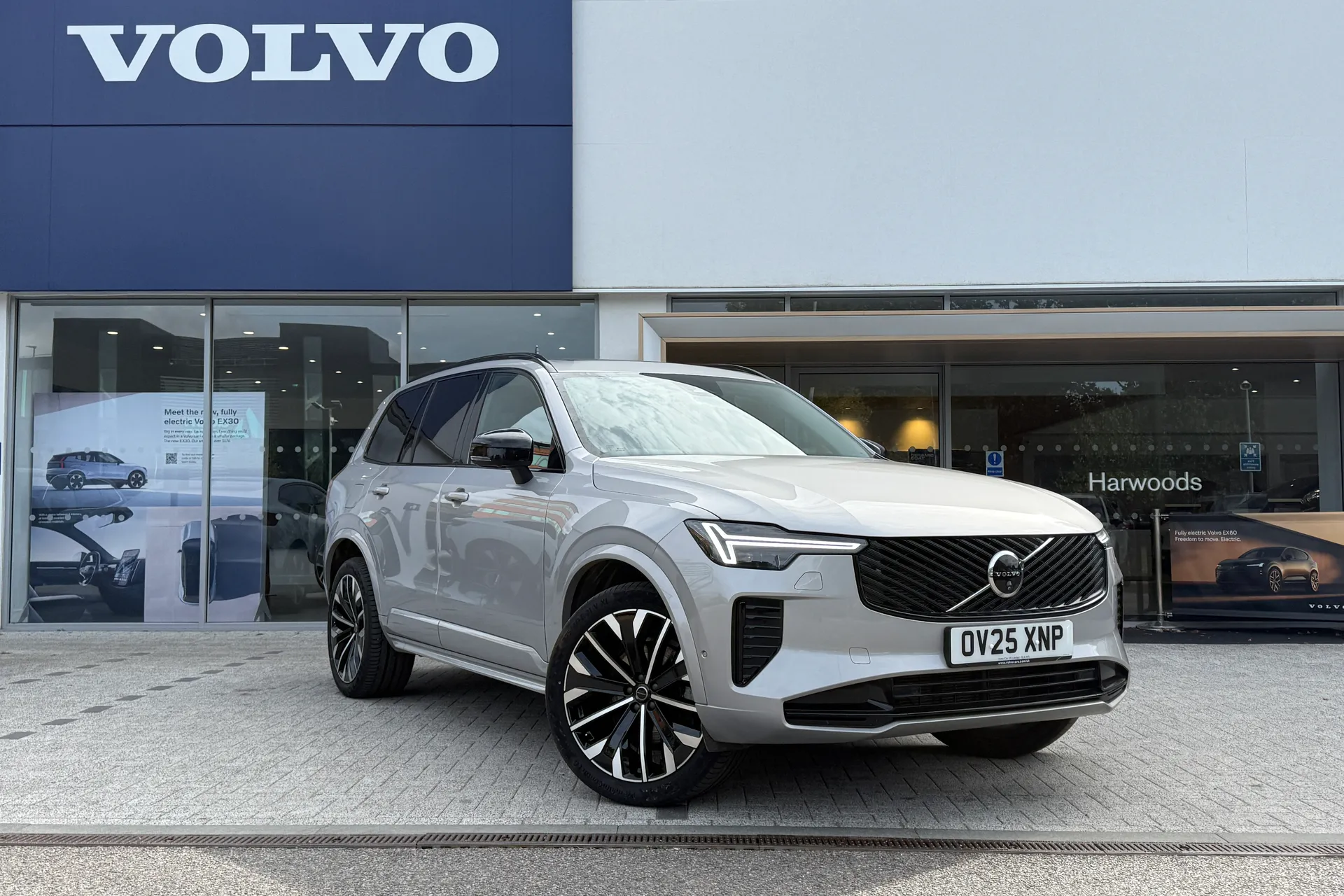 Volvo XC90 focused image