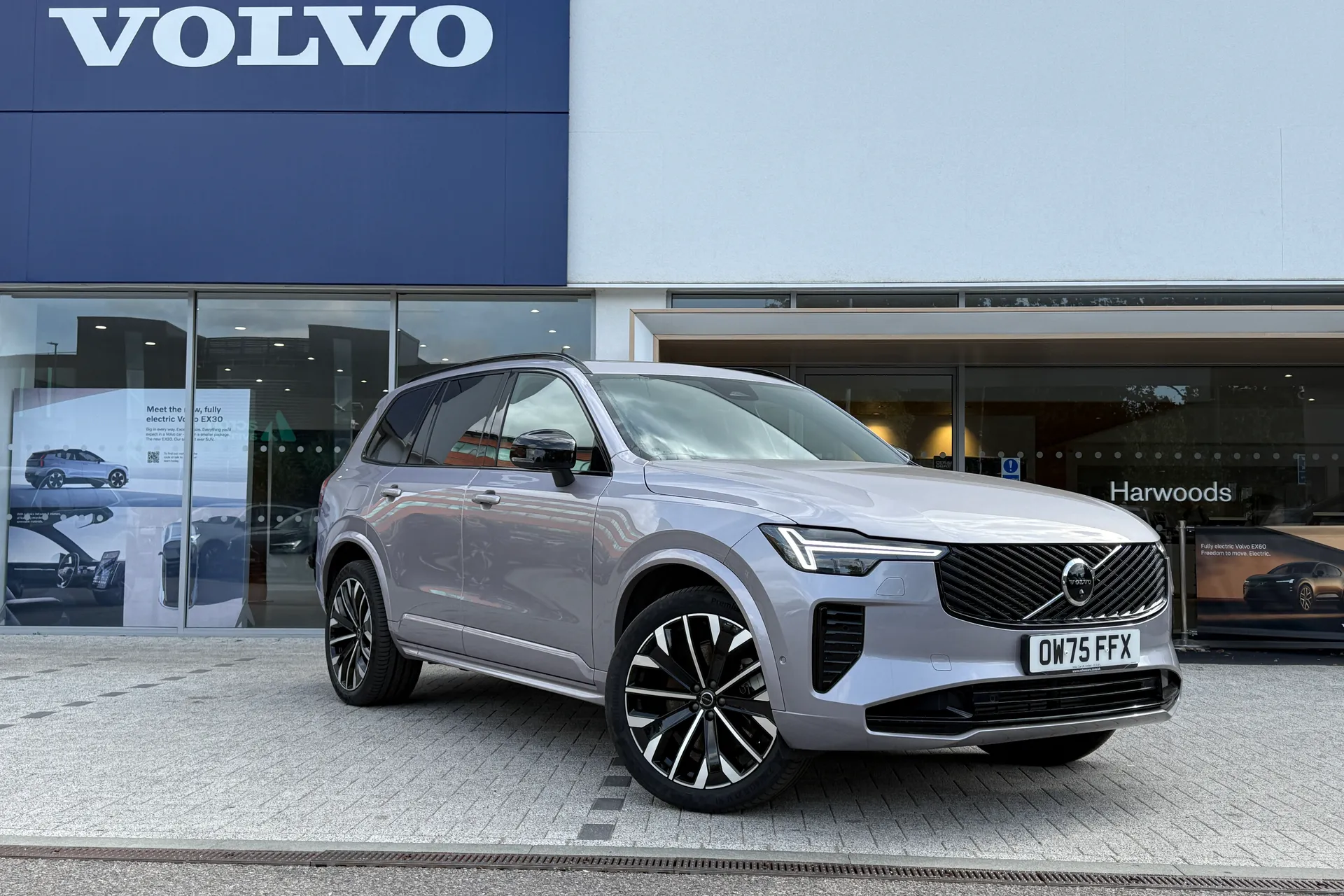 Volvo XC90 focused image