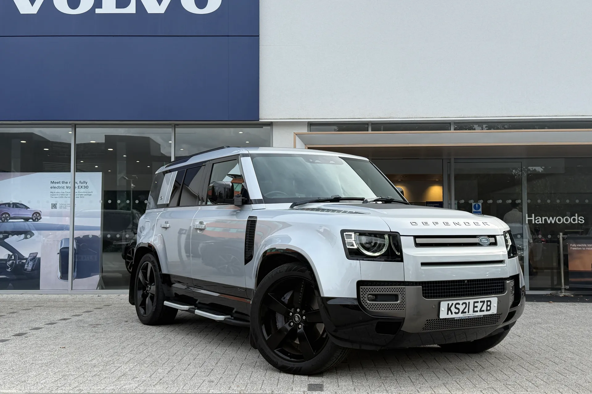 LAND ROVER DEFENDER focused image