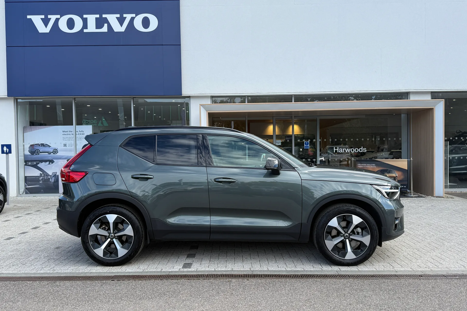 Volvo XC40 thumbnail image number 2