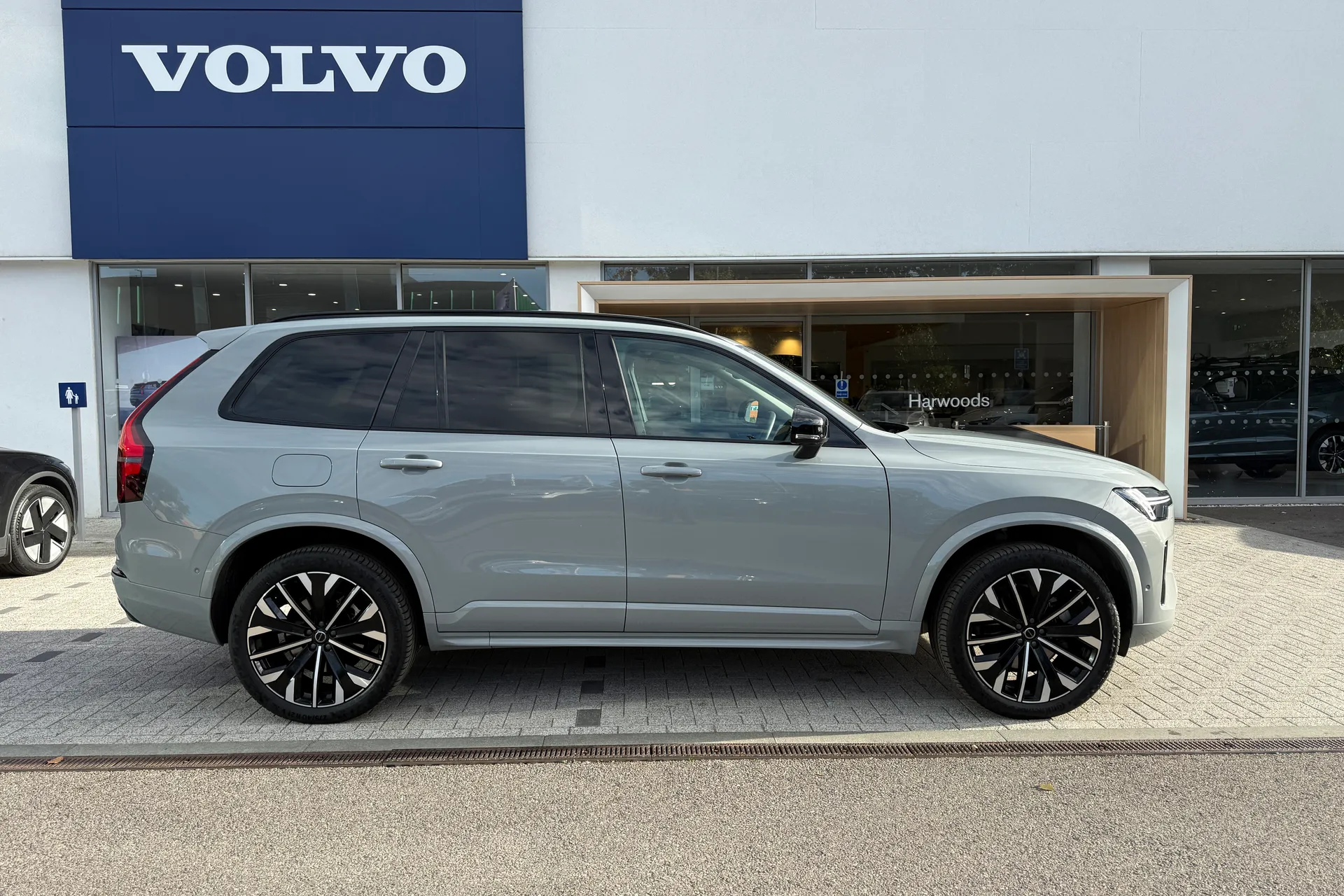 Volvo XC90 thumbnail image number 2