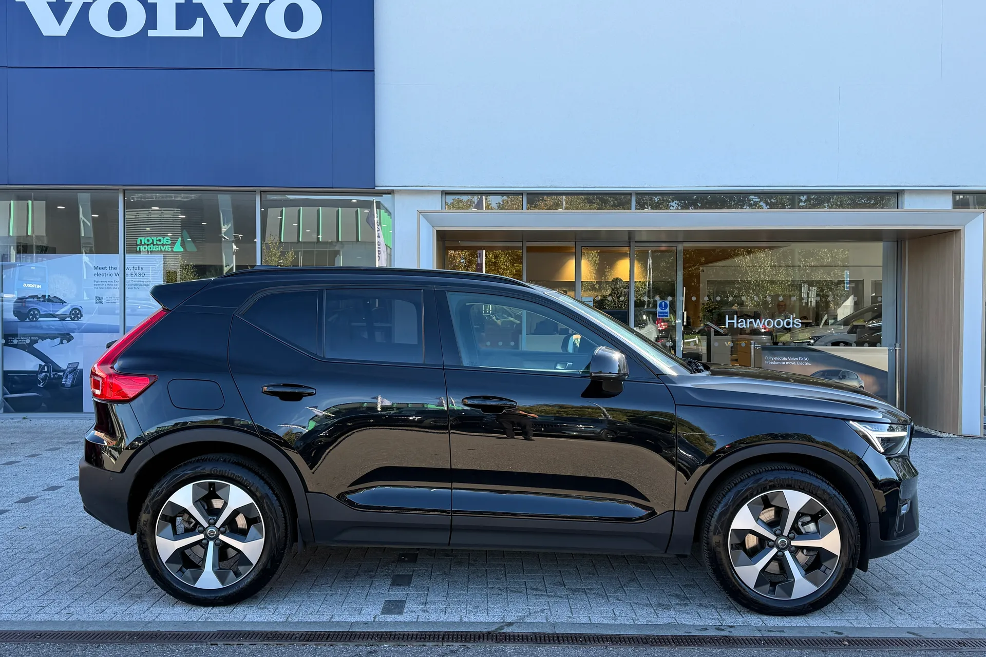 Volvo XC40 thumbnail image number 2