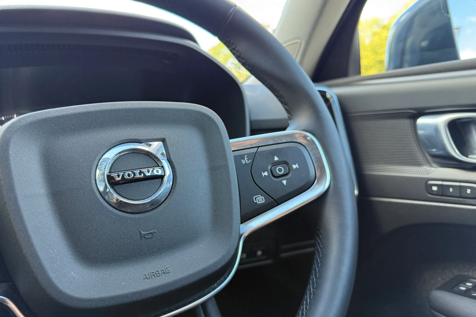 Volvo XC40 thumbnail image number 36