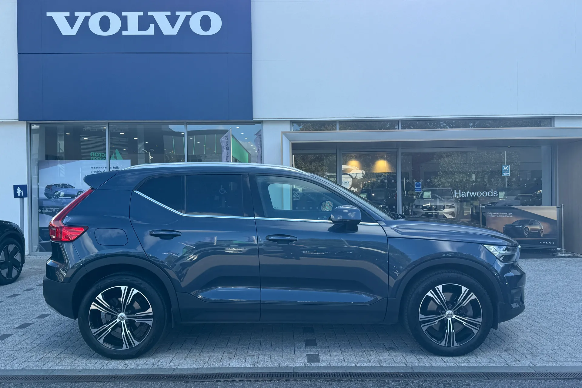 Volvo XC40 thumbnail image number 2
