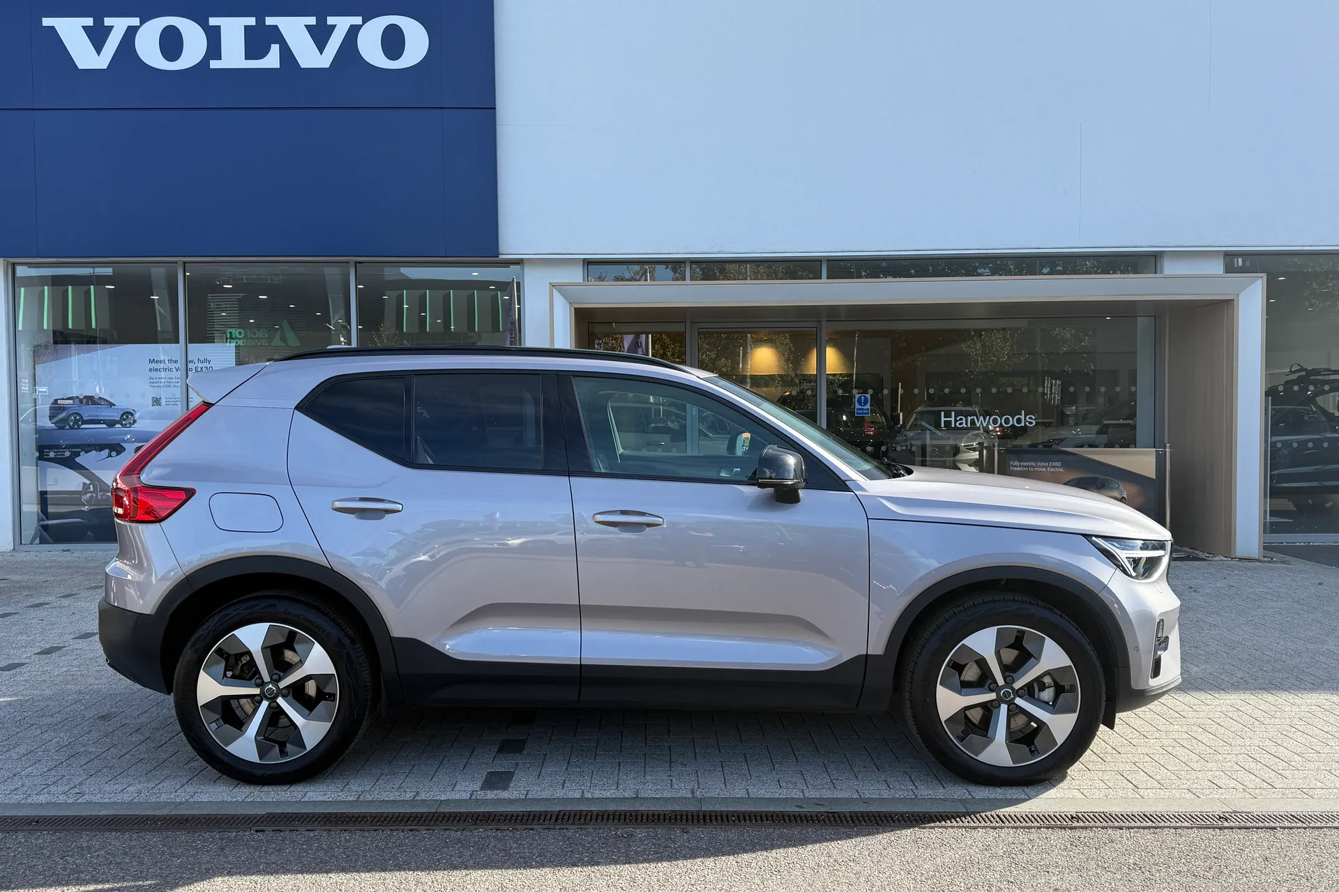 Volvo XC40 thumbnail image number 2