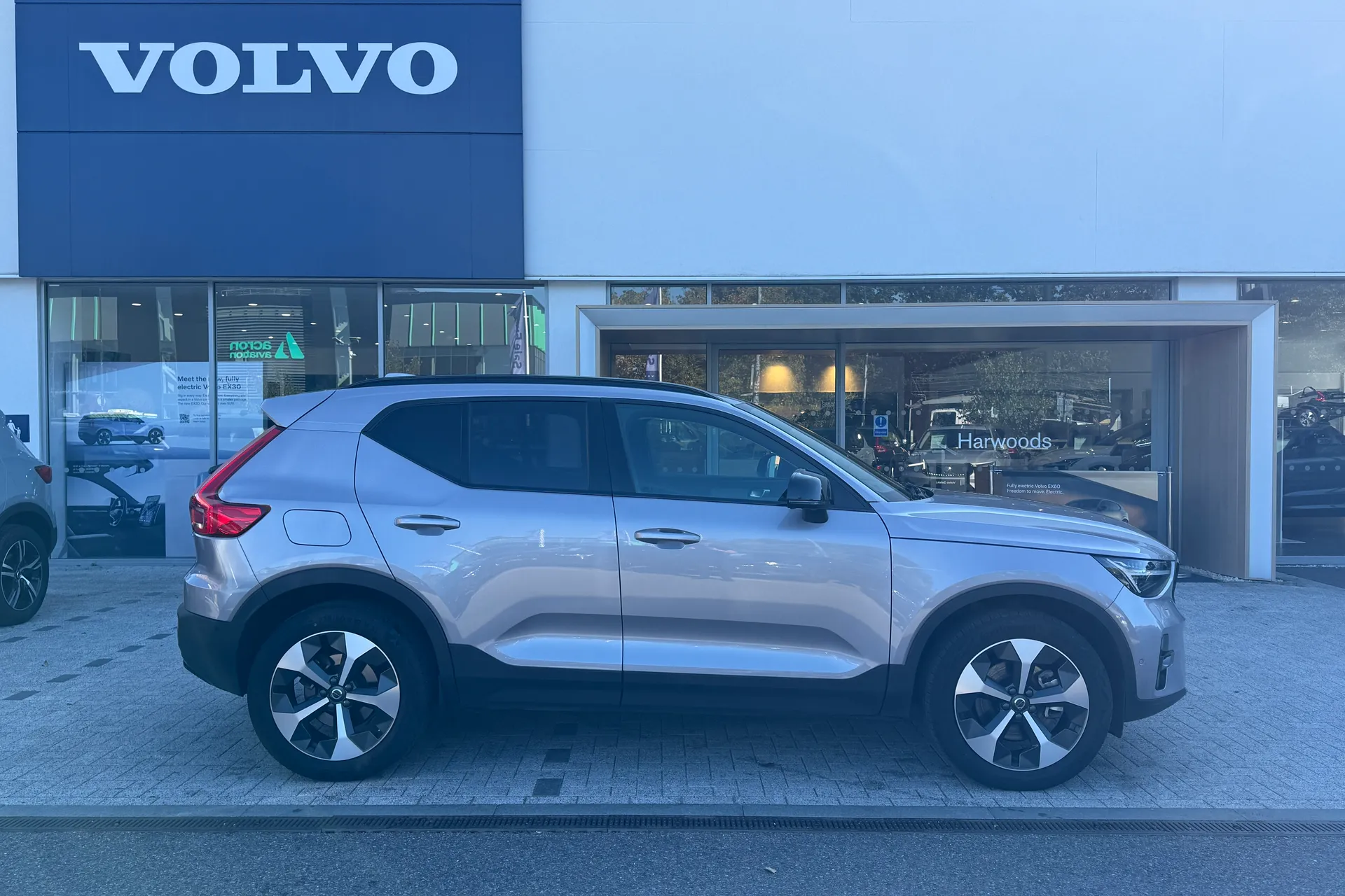 Volvo XC40 thumbnail image number 2