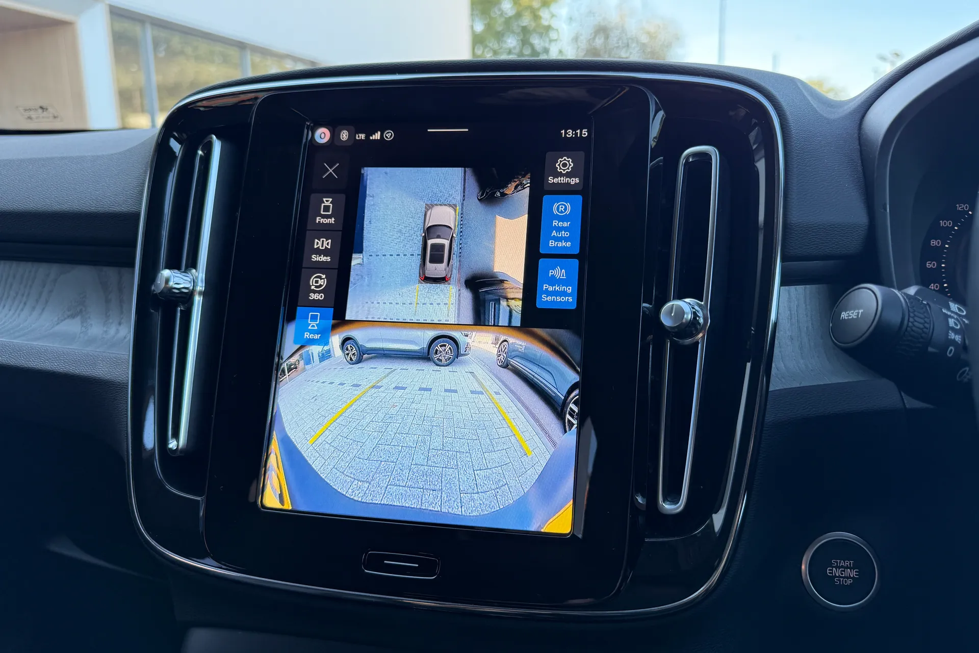 Volvo XC40 thumbnail image number 4