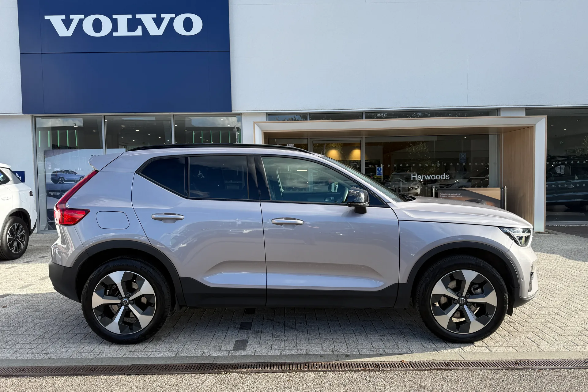 Volvo XC40 thumbnail image number 2
