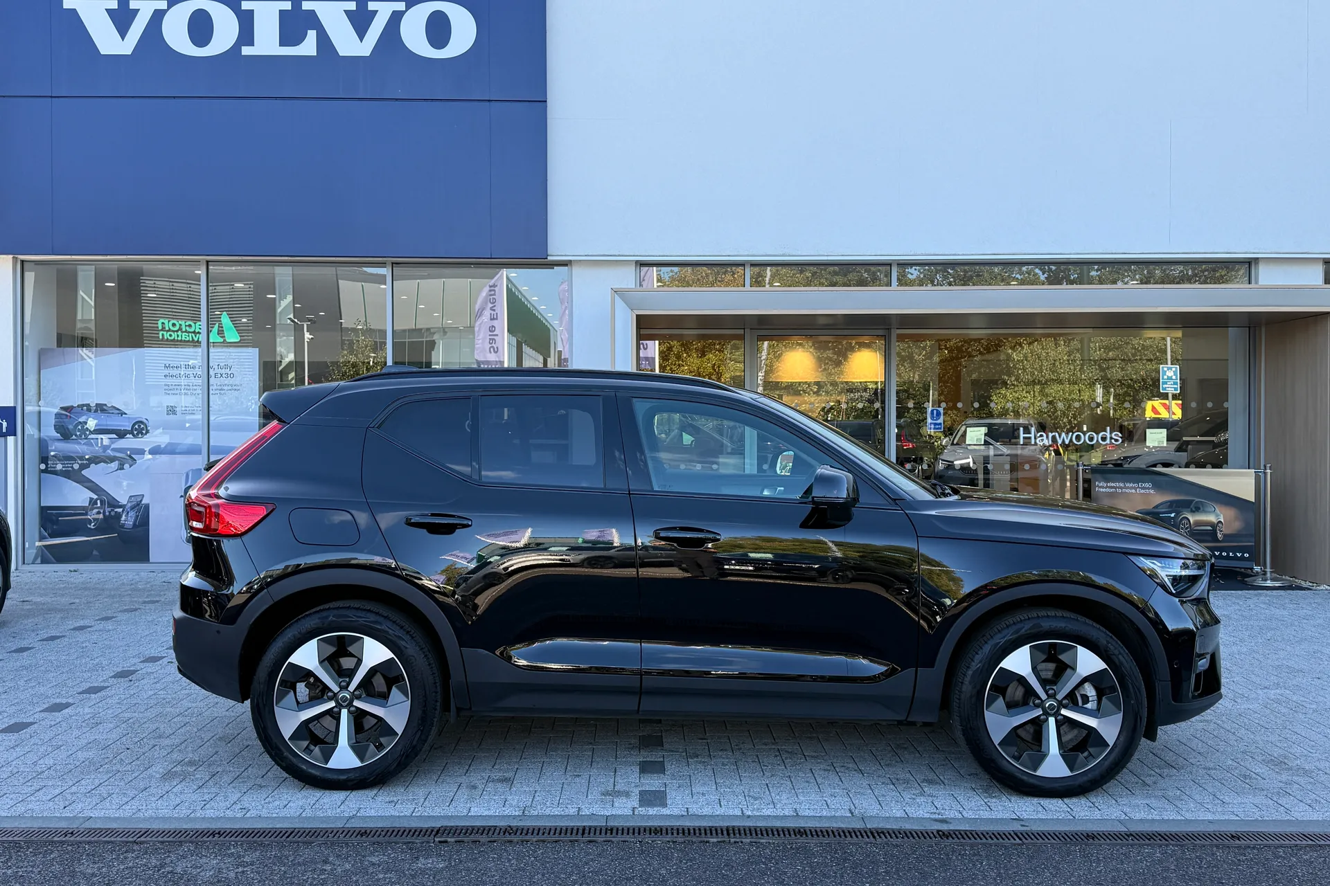 Volvo XC40 thumbnail image number 2