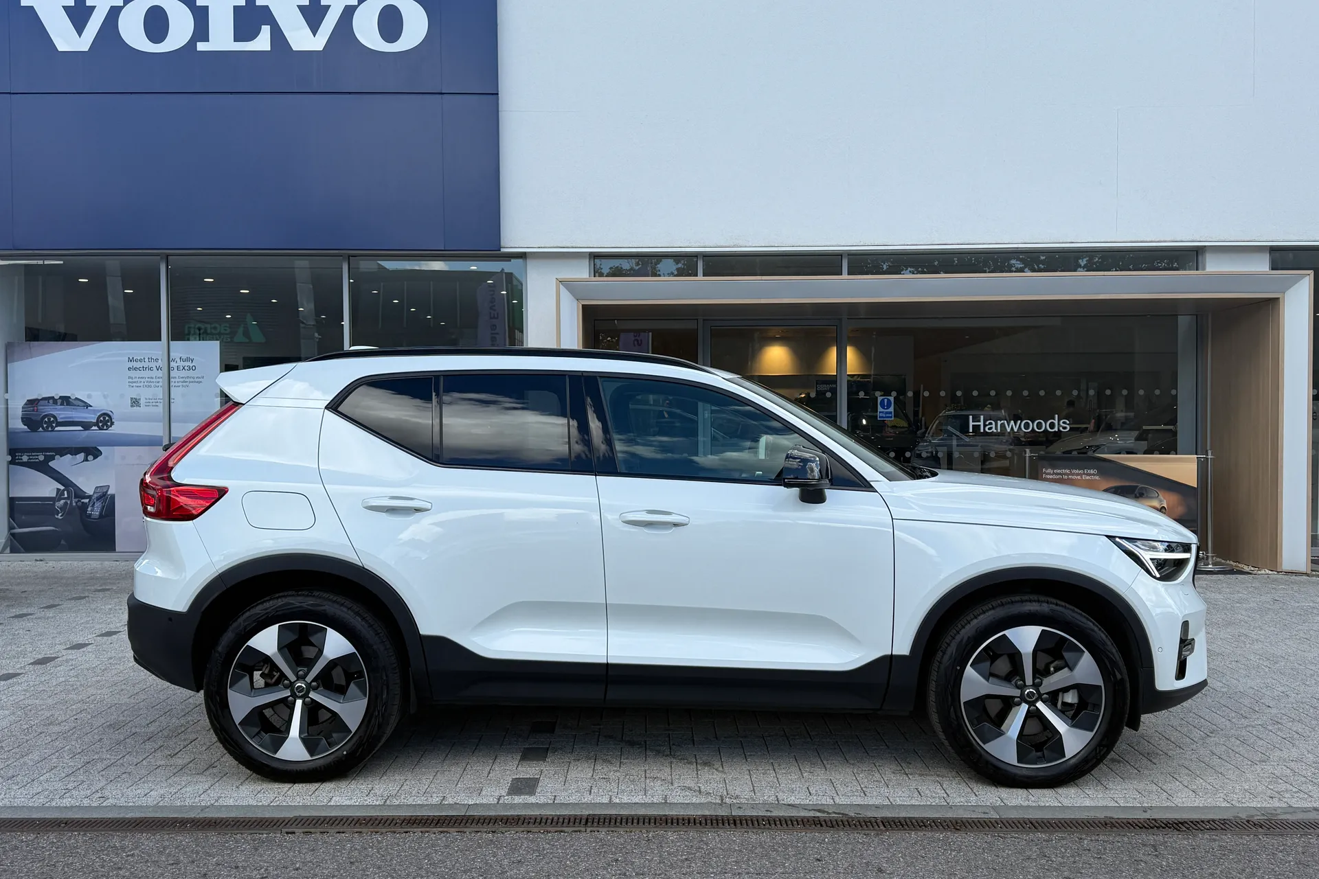 Volvo XC40 thumbnail image number 2