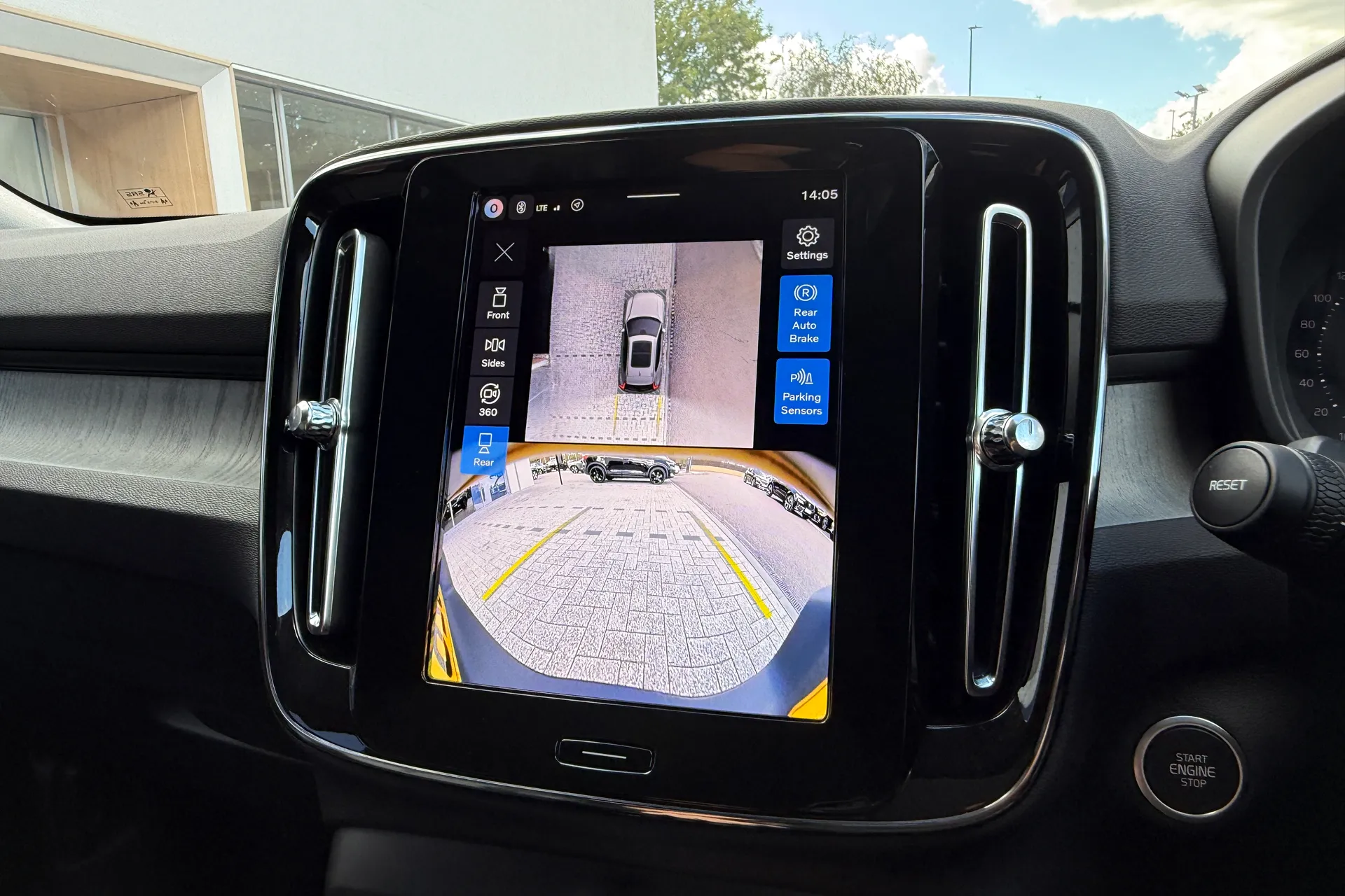 Volvo XC40 thumbnail image number 4