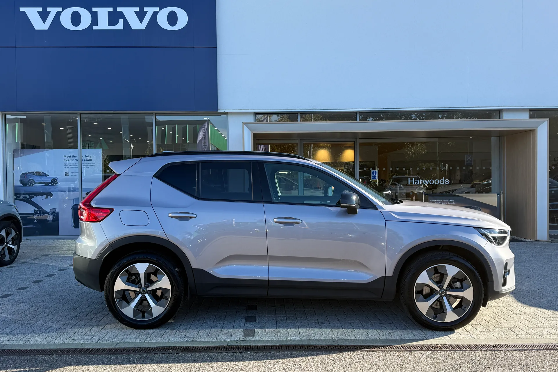 Volvo XC40 thumbnail image number 2