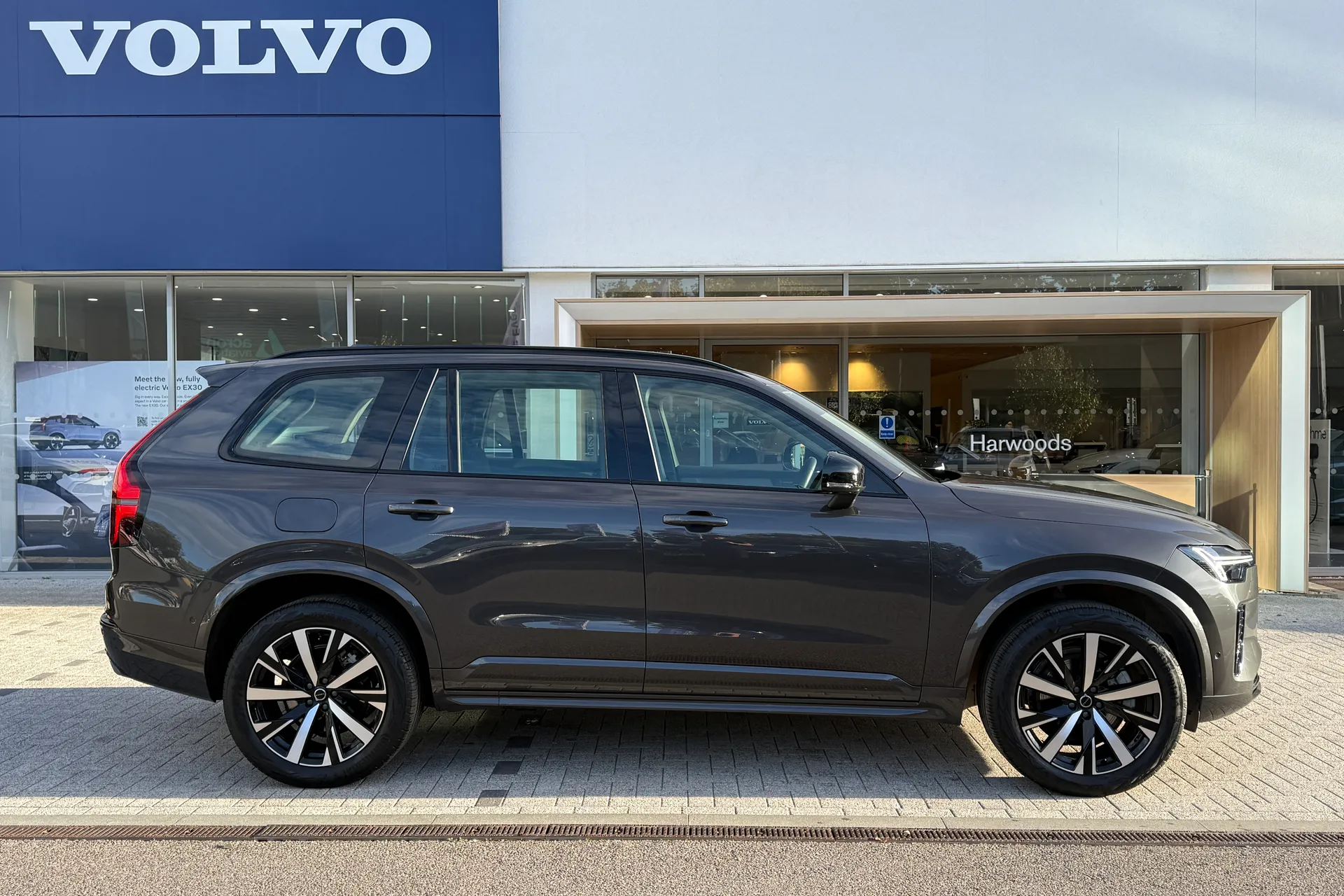 Volvo XC90 thumbnail image number 2