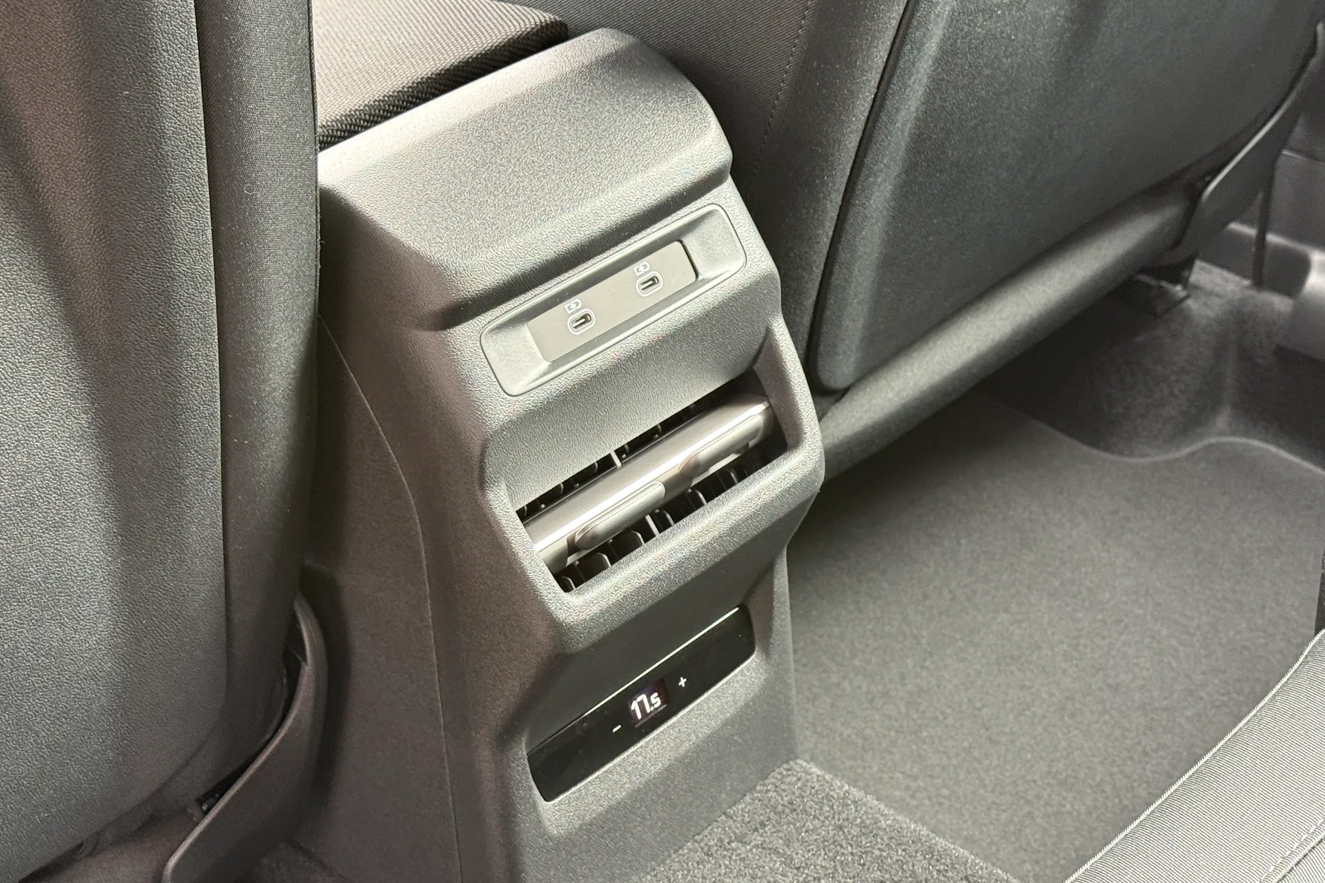 Audi Q3 thumbnail image number 35