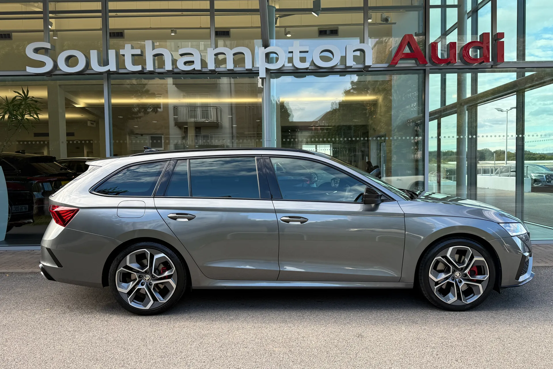 SKODA OCTAVIA thumbnail image number 2
