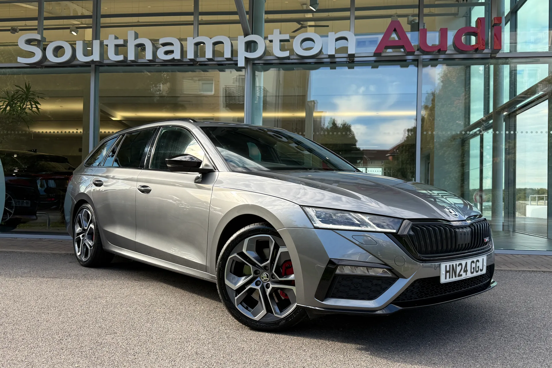 SKODA OCTAVIA focused image