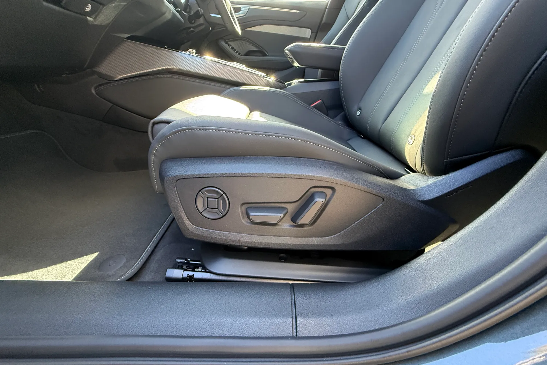 Audi A6 thumbnail image number 34