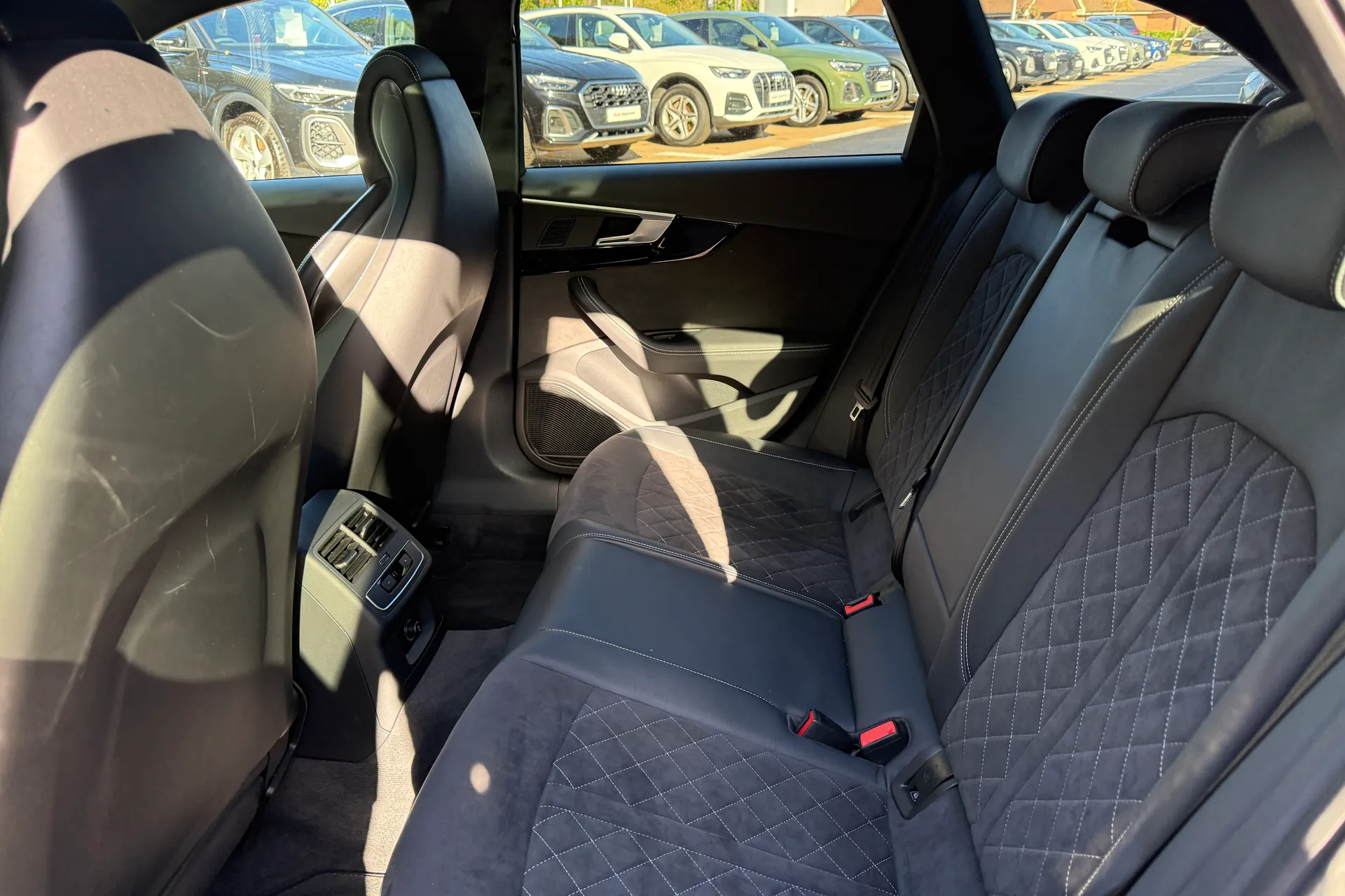 Audi RS4 thumbnail image number 45