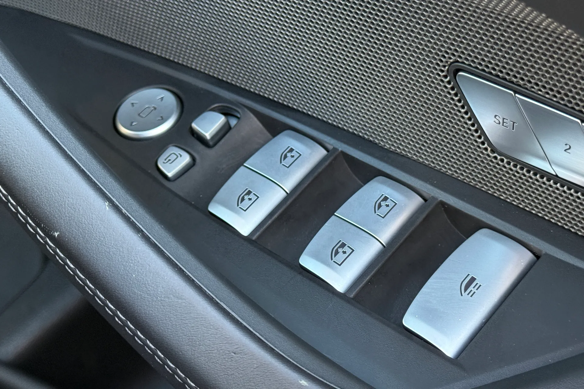 BMW M4 thumbnail image number 22