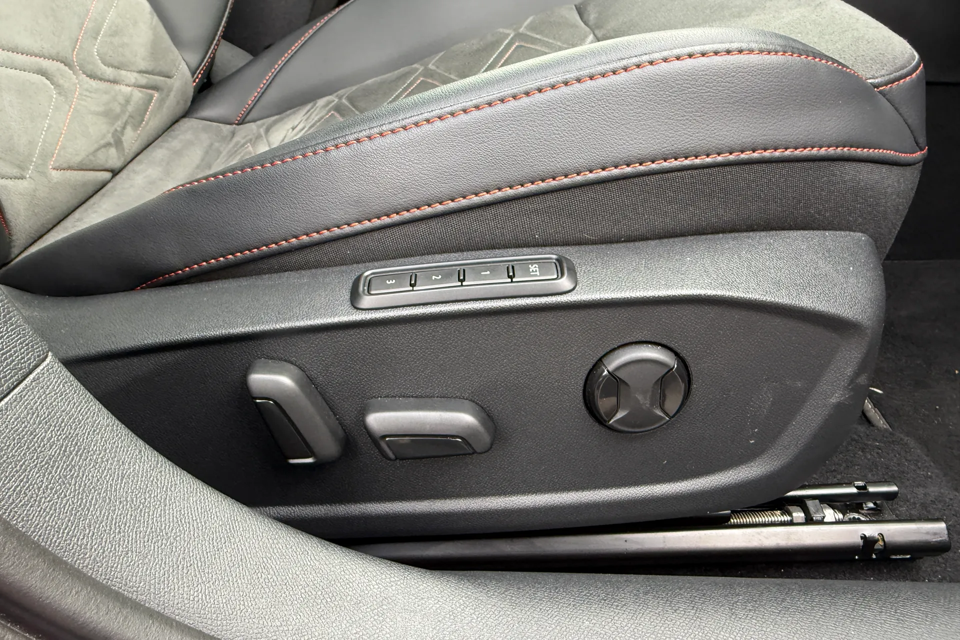 SEAT LEON thumbnail image number 24