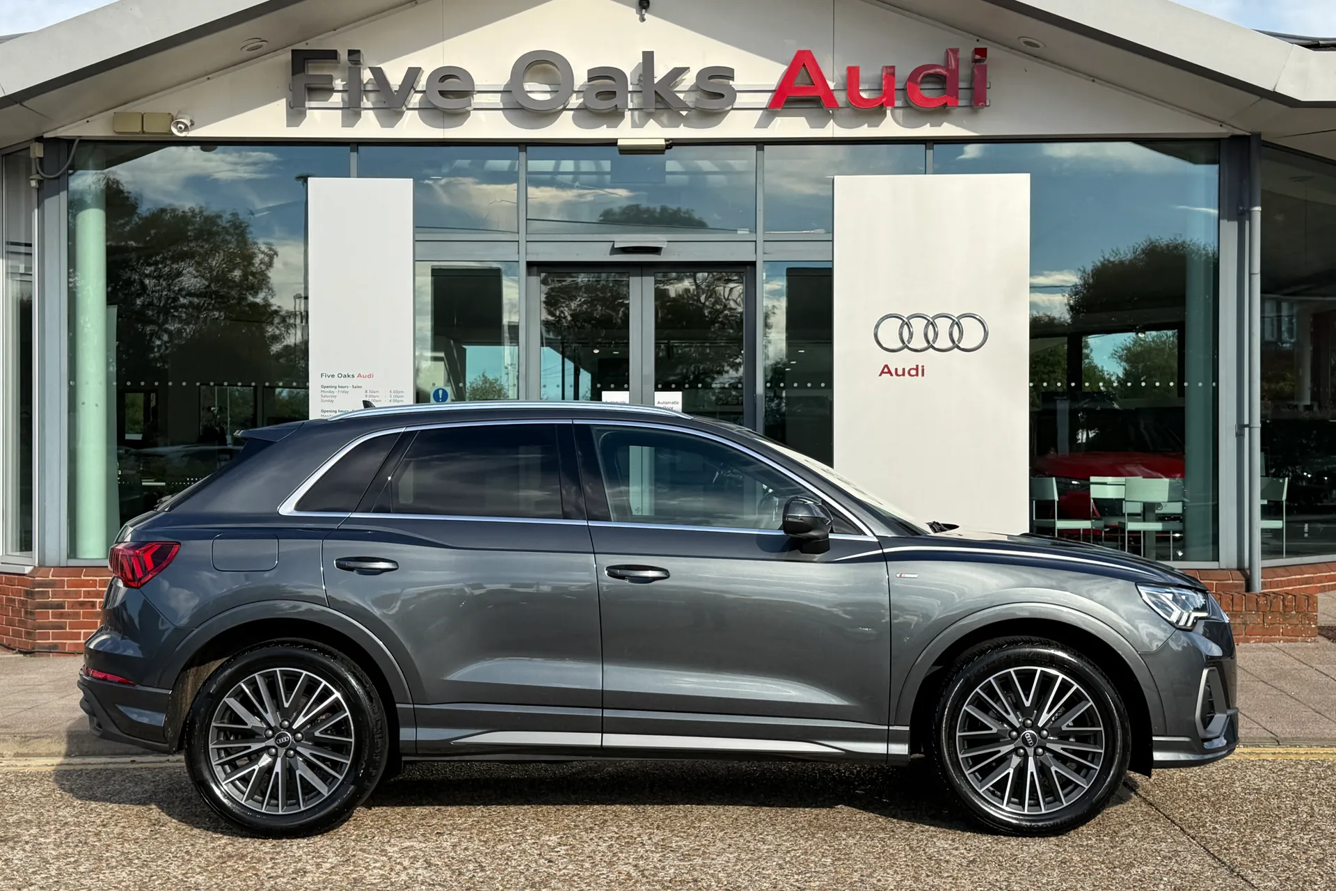 Audi Q3 thumbnail image number 2