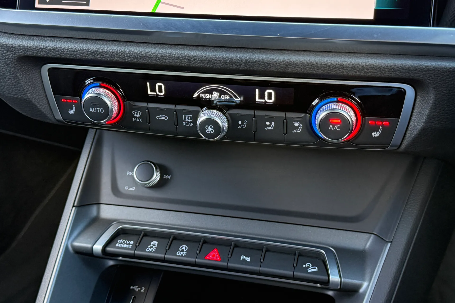 Audi Q3 thumbnail image number 16