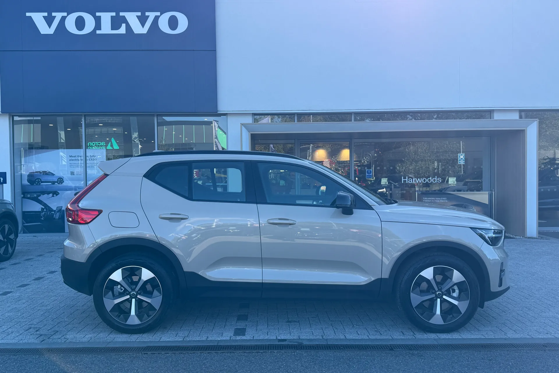 Volvo XC40 thumbnail image number 2