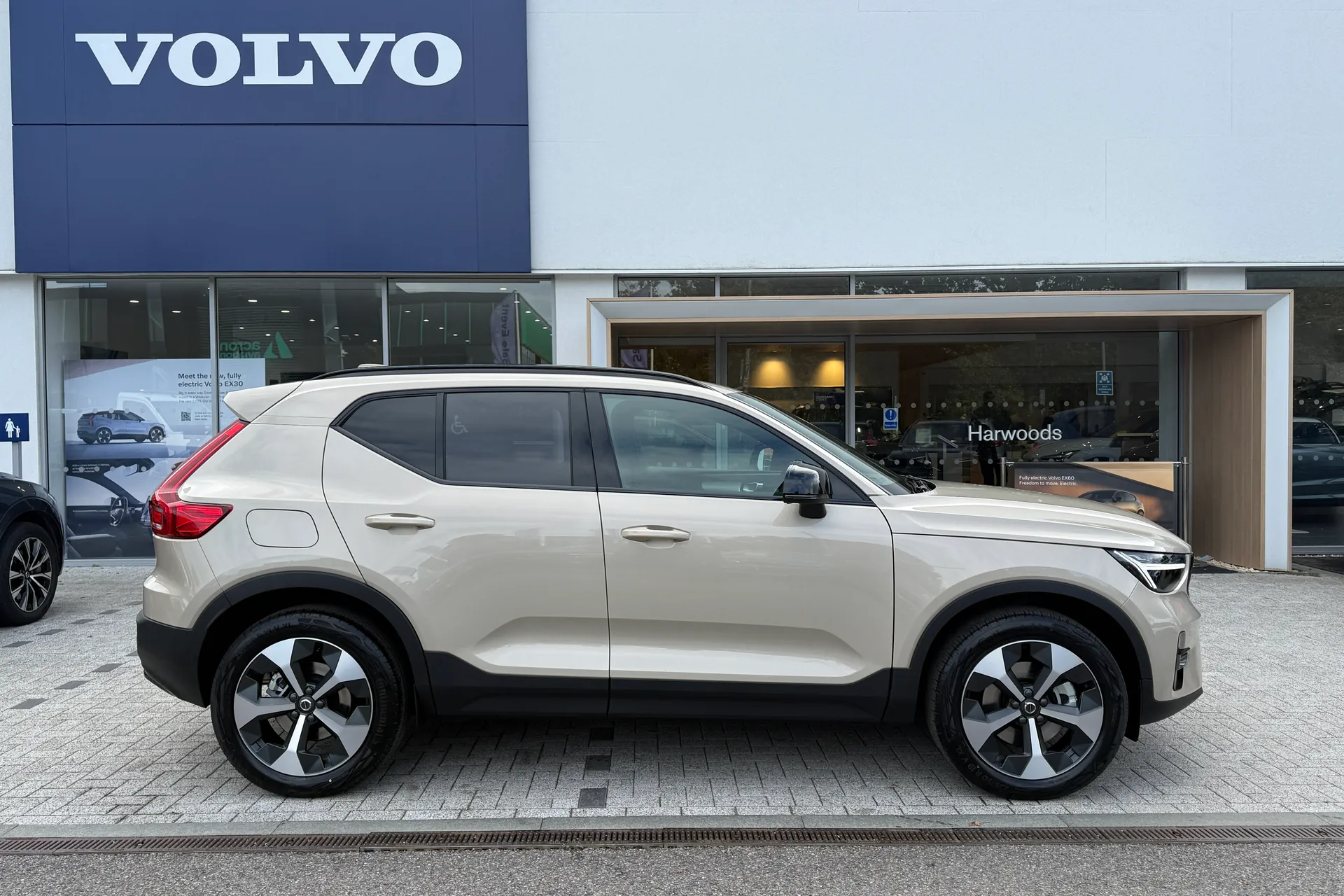 Volvo XC40 thumbnail image number 2